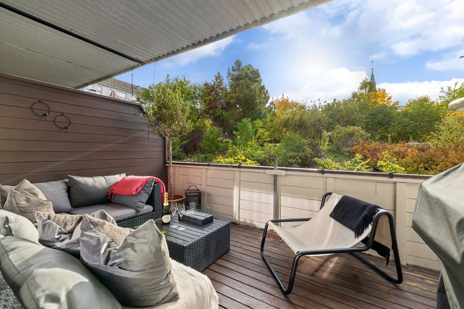 Skjermet og tilbaketrukket i grønne omgivelser. Galleribilde