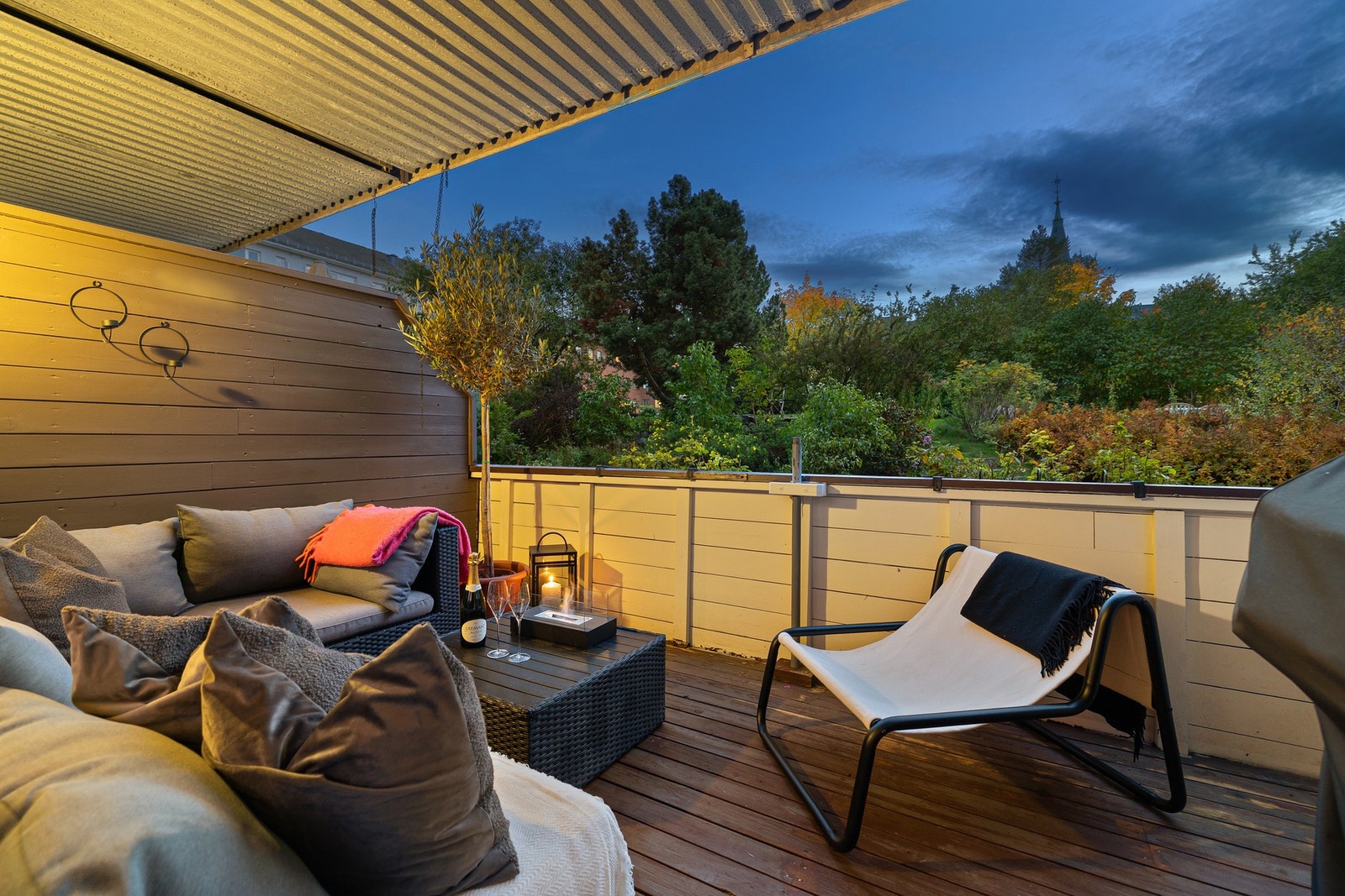 Stor terrasse i parklignende omgivelser. God plass til lounge, sittegruppe, spisebord og grill - en perfekt forlengelse av stuen på sommerhalvåret. Galleribilde