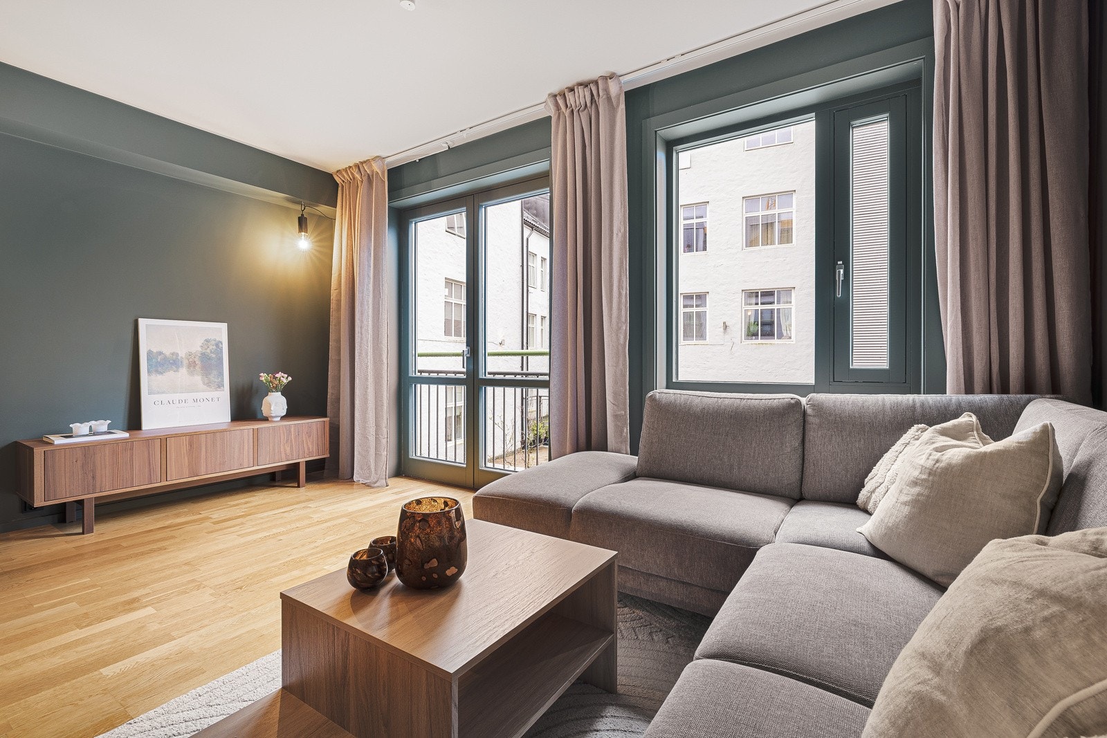 - Stuen har god plass til sofa og møblement - Galleribilde