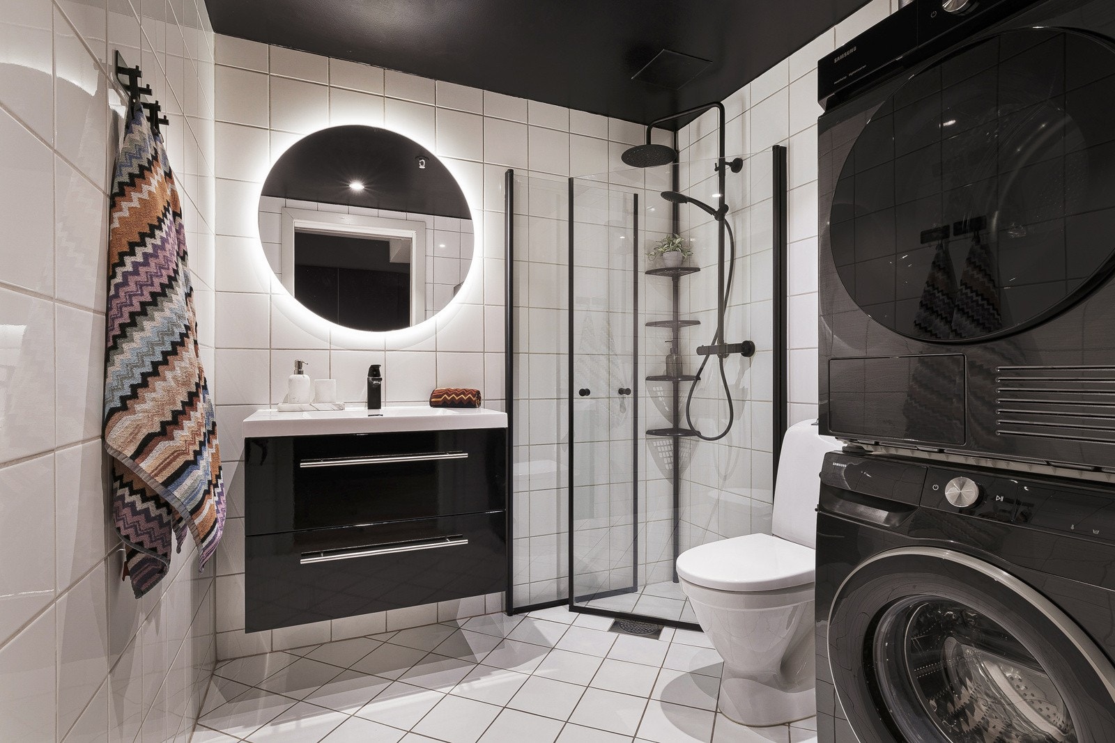 - Badet er pent med moderne innredning og sorte detaljer - Galleribilde