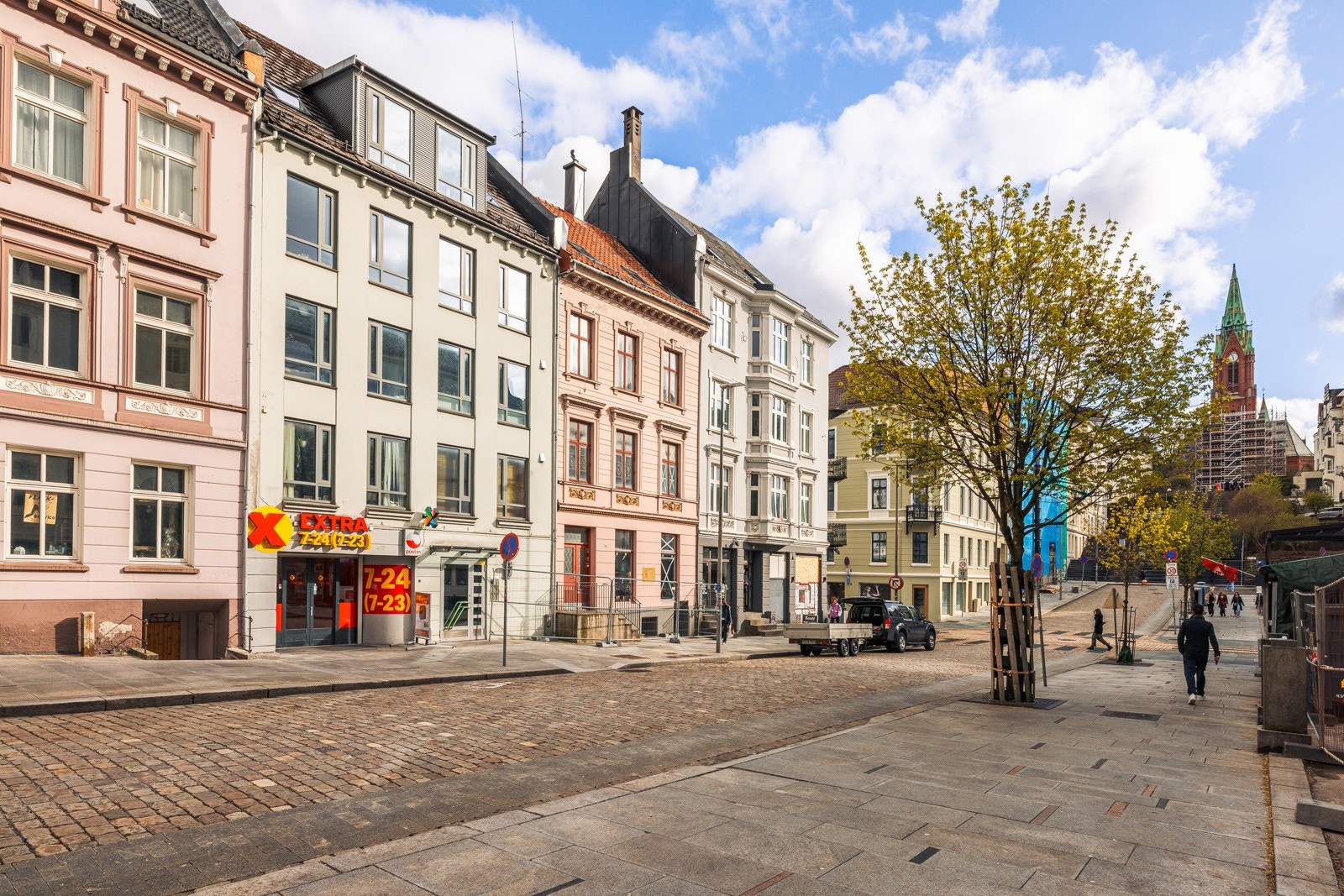- Her bor du i tredje etasje i et moderne bygg med heis, og får en effektiv og funksjonell planløsning med stue/kjøkken, bad/vaskerom og en sovealkove - Galleribilde