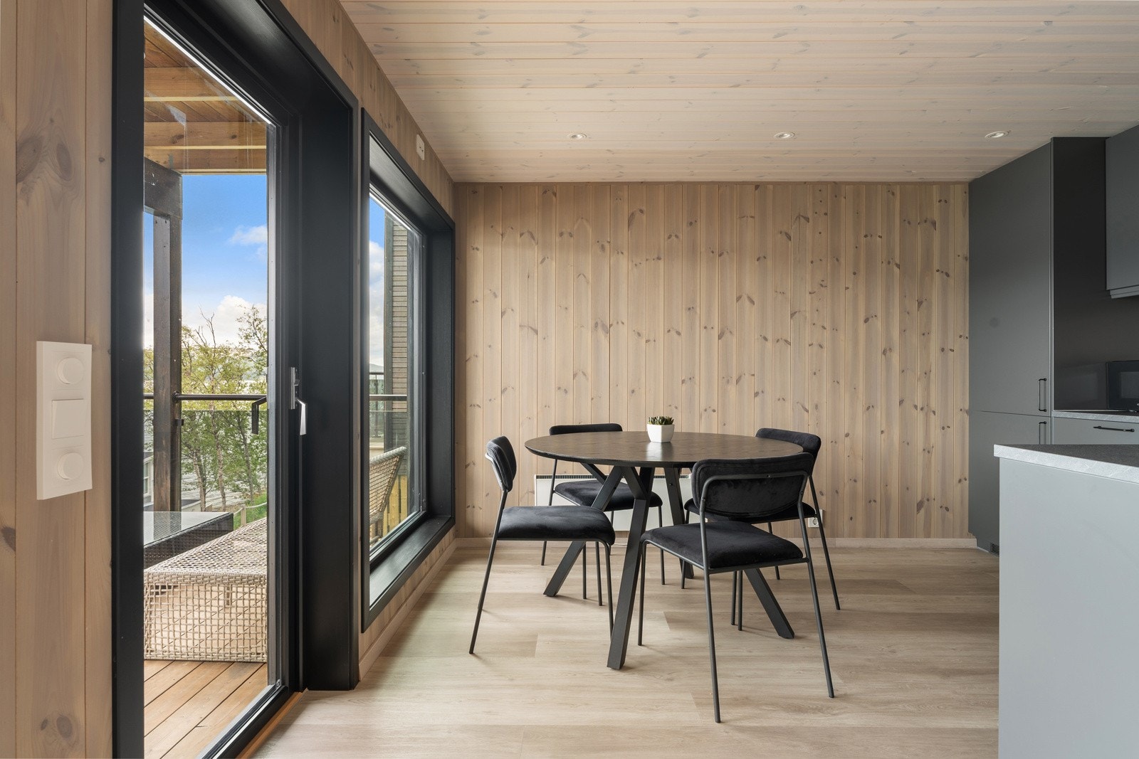 Lys spisestue med plass til koselig spisebord.