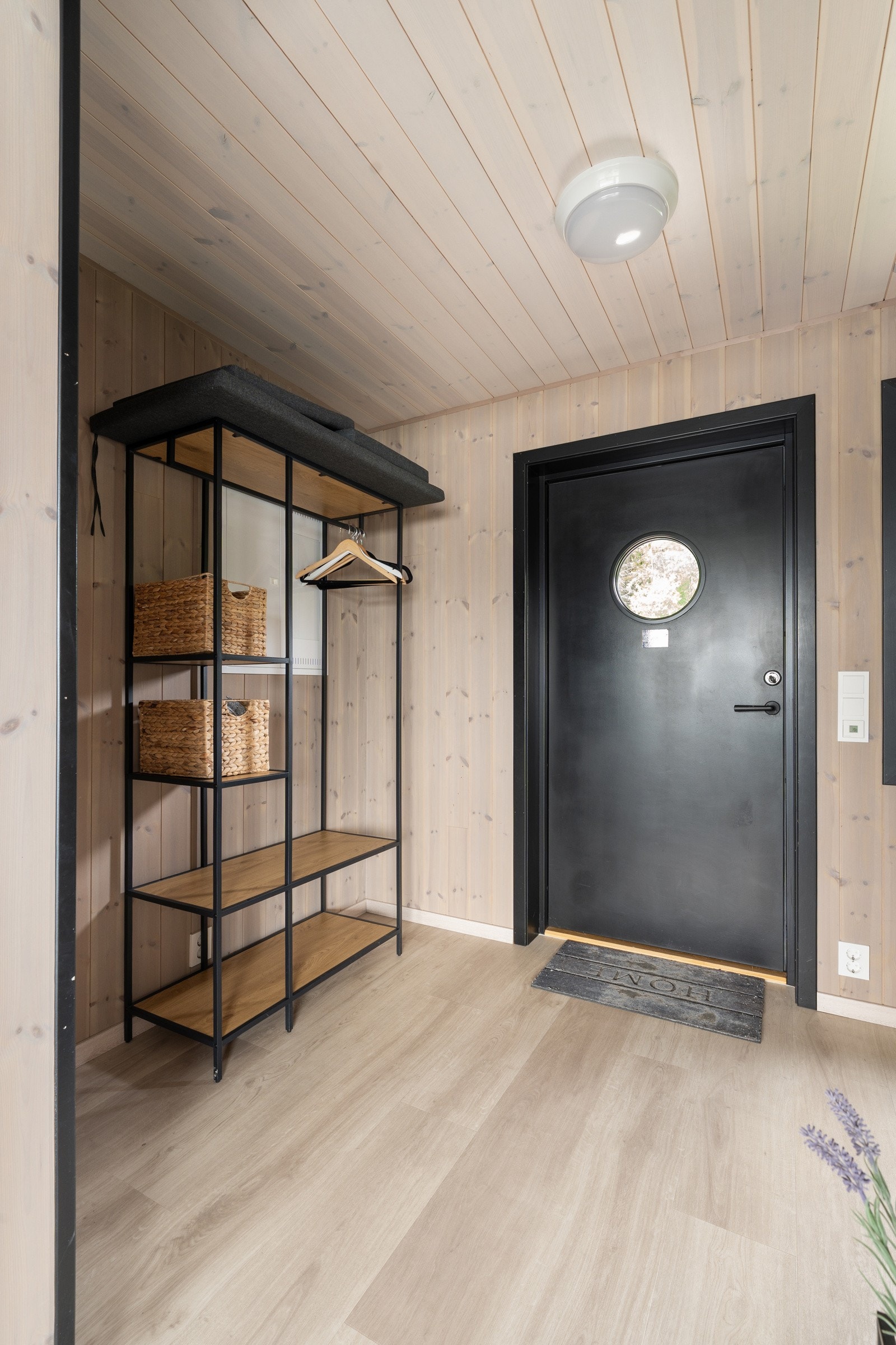 Velkommen inn! I gangen har du plass til å henge av deg yttertøyet.