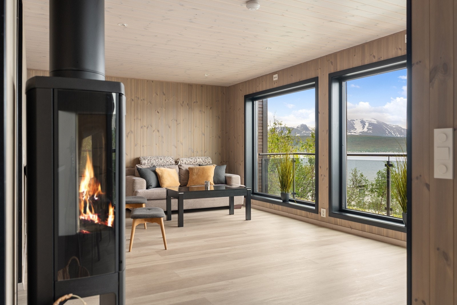 I stua blir du møtt av en fantastisk utsikt gjennom de store vindusflatene!