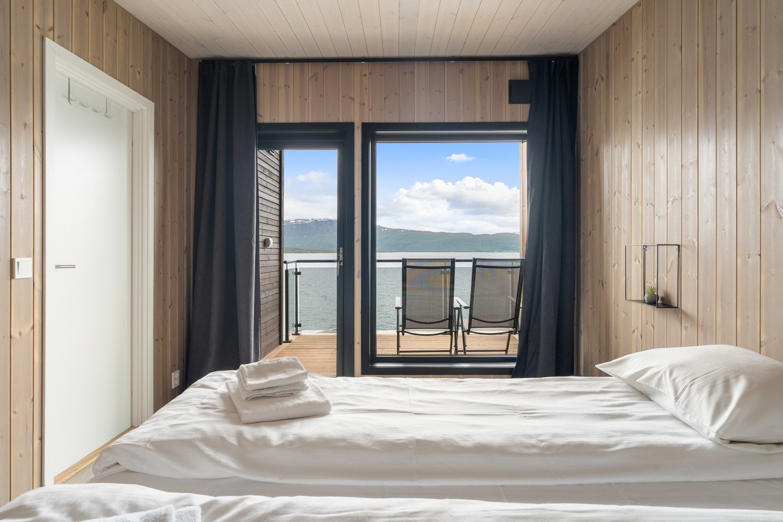 Hovedsoverommet nyter godt av store vindusflater som slipper inn rikelig med dagslys, her har du også utgang til en egen liten balkong.