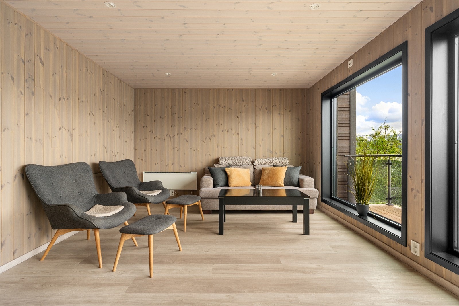 Gode møbleringsmuligheter, her har du plass til en stor og god sofa.