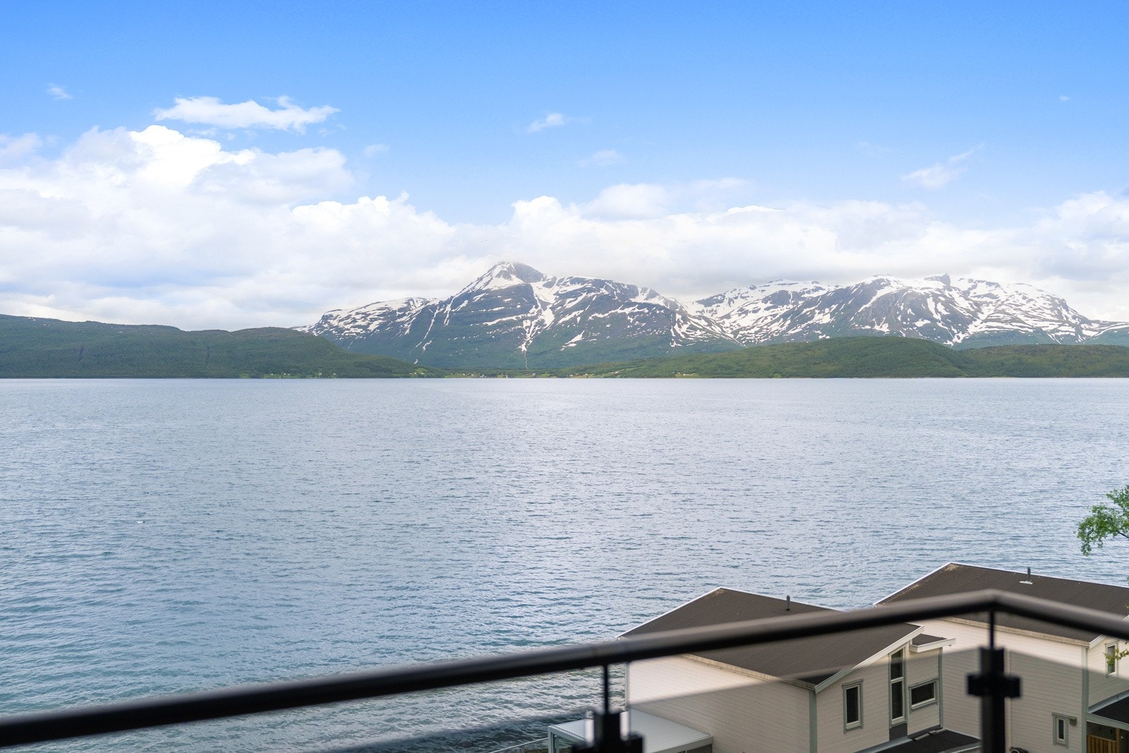 Balkongen strekker seg langs framsiden av hytta og bye på en spektakulær panoramautsikt!