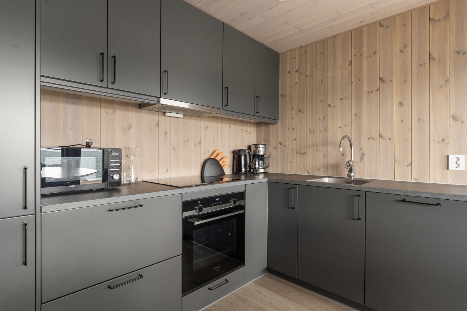 På kjøkkenet finner du integrerte hvitevarer som stekeovn, steketopp, oppvaskmaskin og kombinert kjøl- og fryseskap.