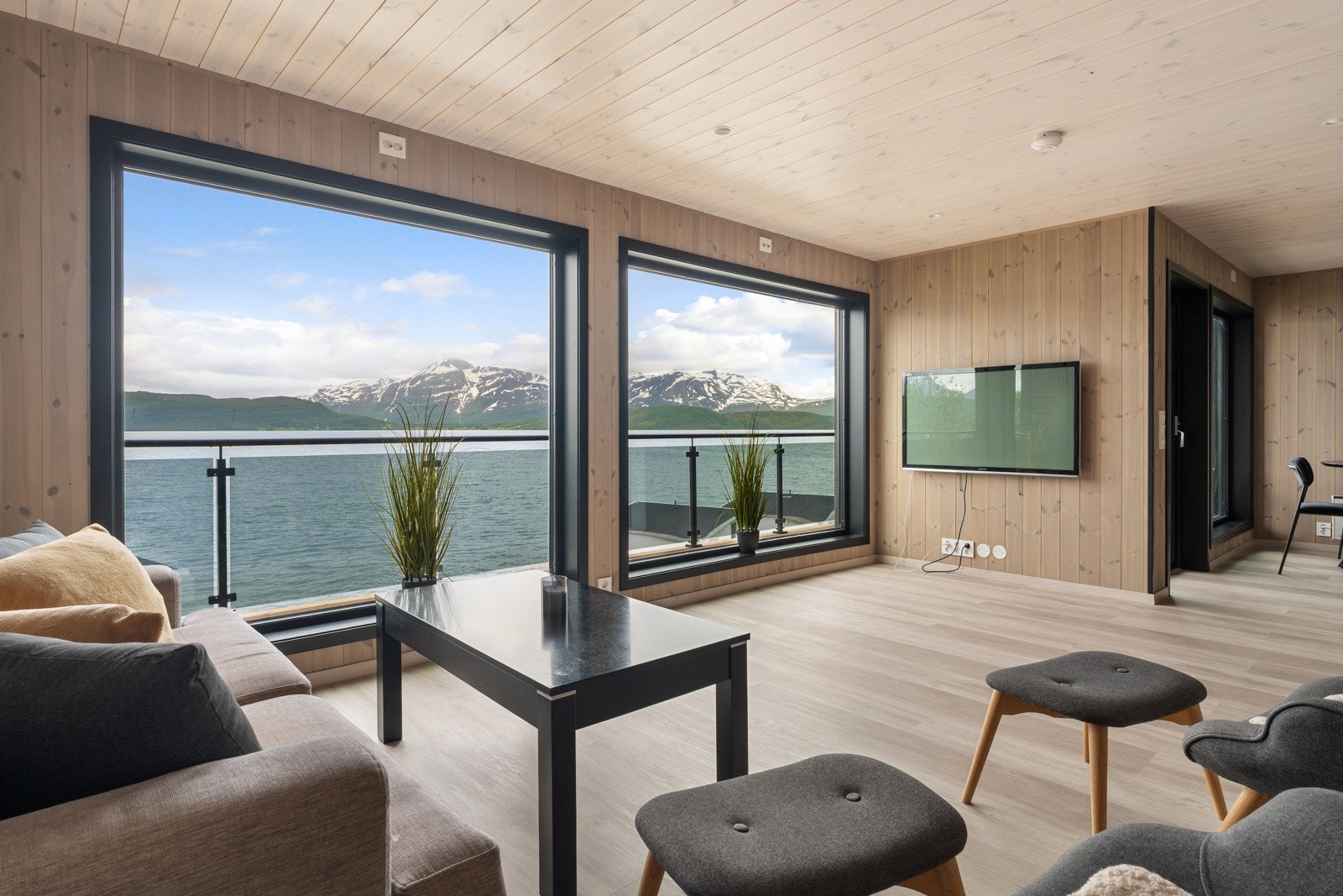 Velkommen til Malangen Brygger hytte nr. 23 - Presentert av Sne Eiendomsmegling v/Jonas Bergersen!