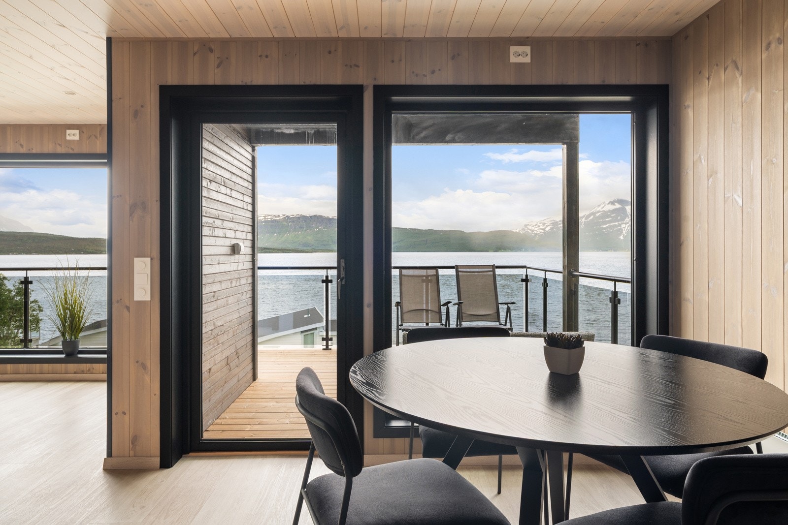 Fra spisestua har du utgeng til en herlig balkong med nydelig utsikt.