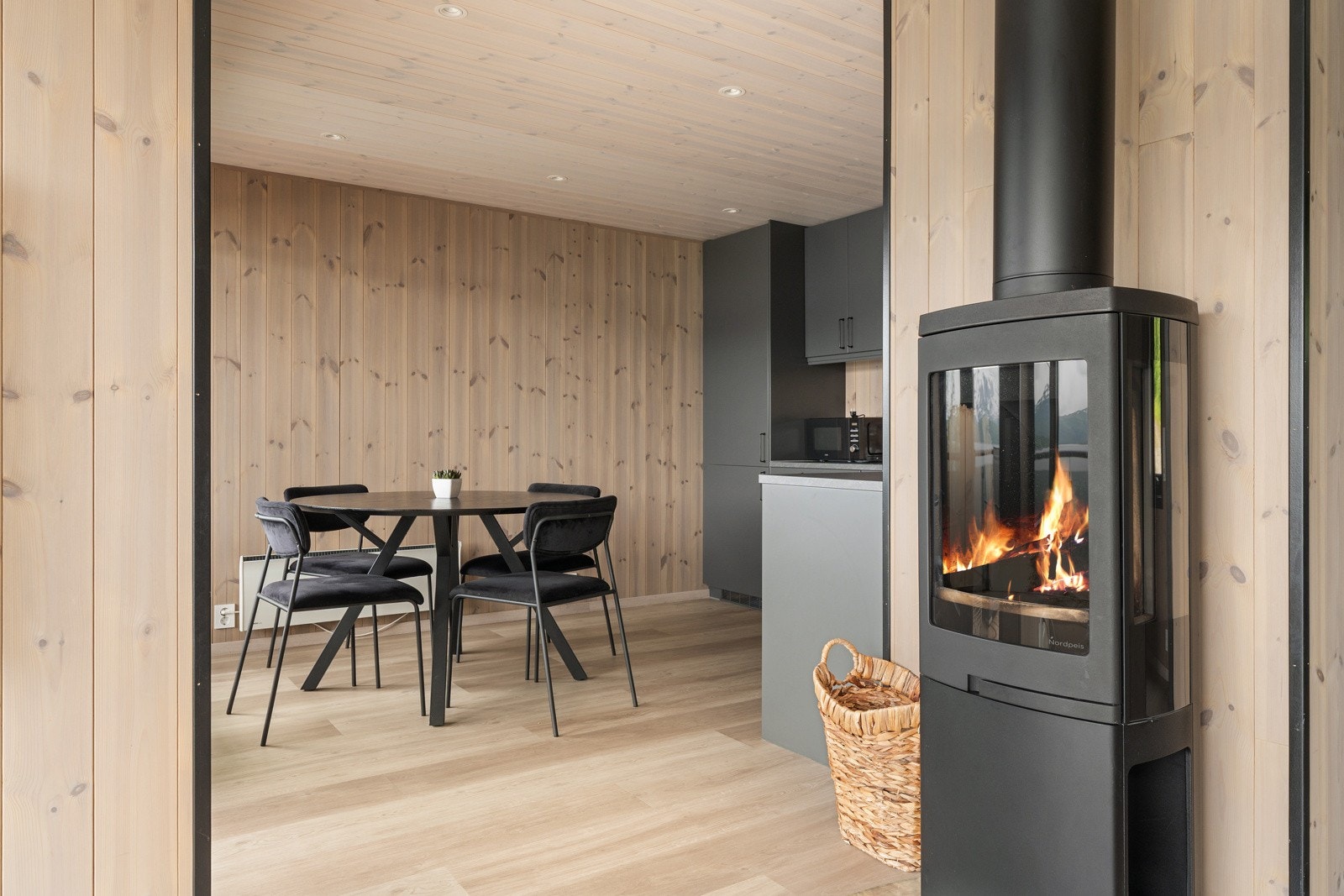 Lun og varmende vedovn skaper en god atmosfære.