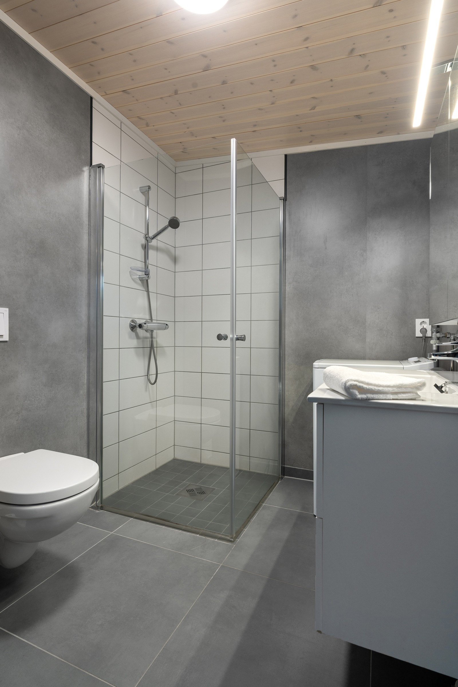 Innbydende baderom med flis på vegger og gulv.