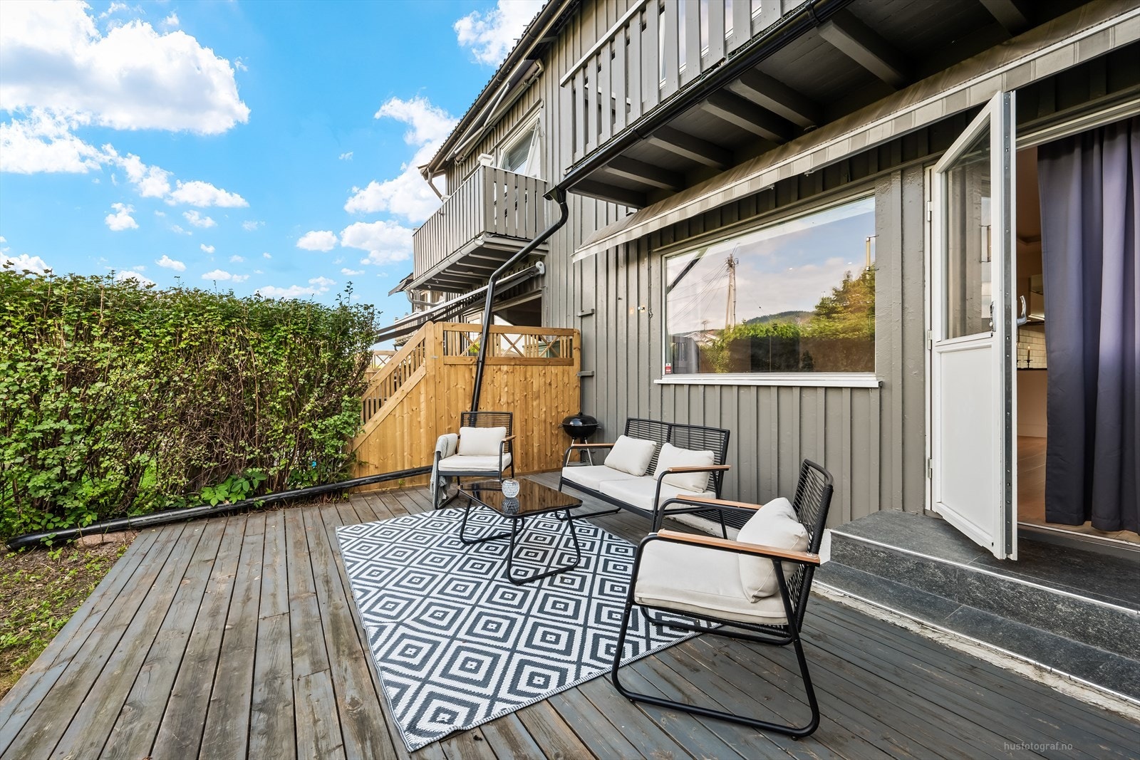 Fra stuen er det direkte utgang til en romslig markterrasse og hage, perfekt for hyggelige stunder i gode venners lag. Galleribilde