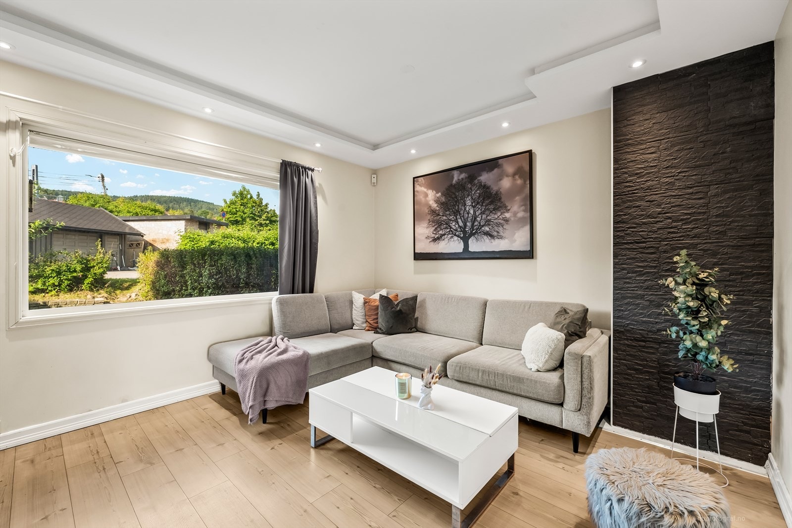 Store vinduer slipper inn mye naturlig lys, noe som skaper en luftig og behagelig atmosfære. Galleribilde