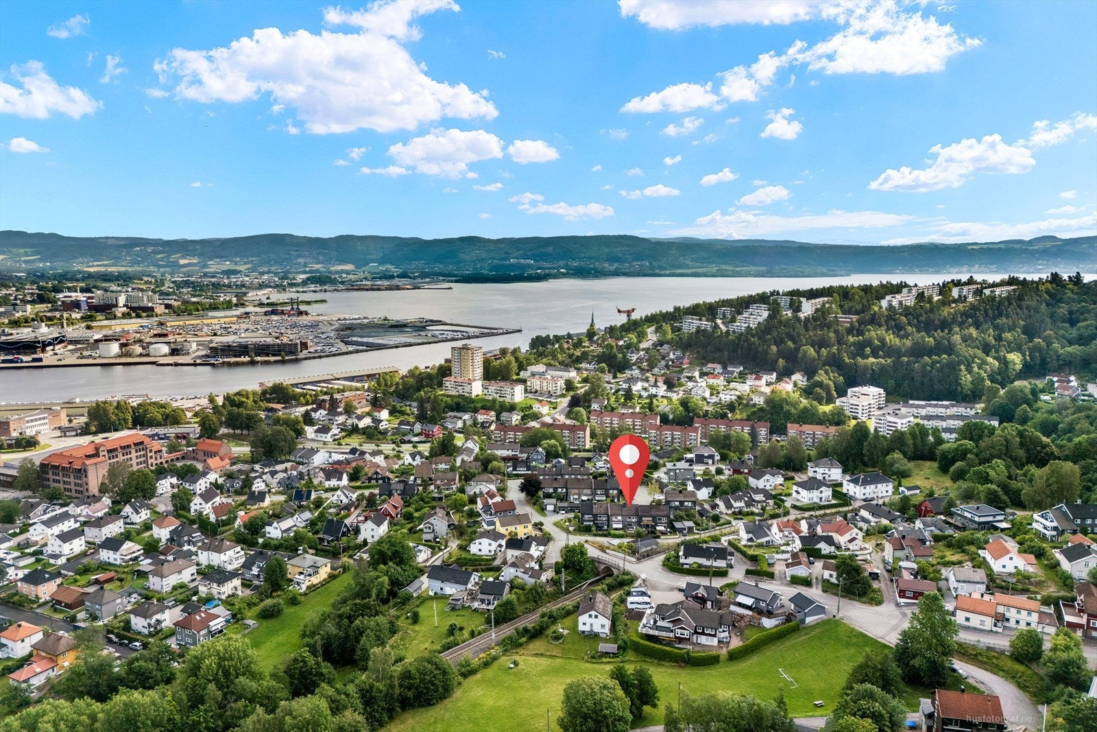 Kort vei til Marienlyst med friluftsbad/svømmehall, fotballbaner, friidrettsanlegg og skøytebane. Galleribilde