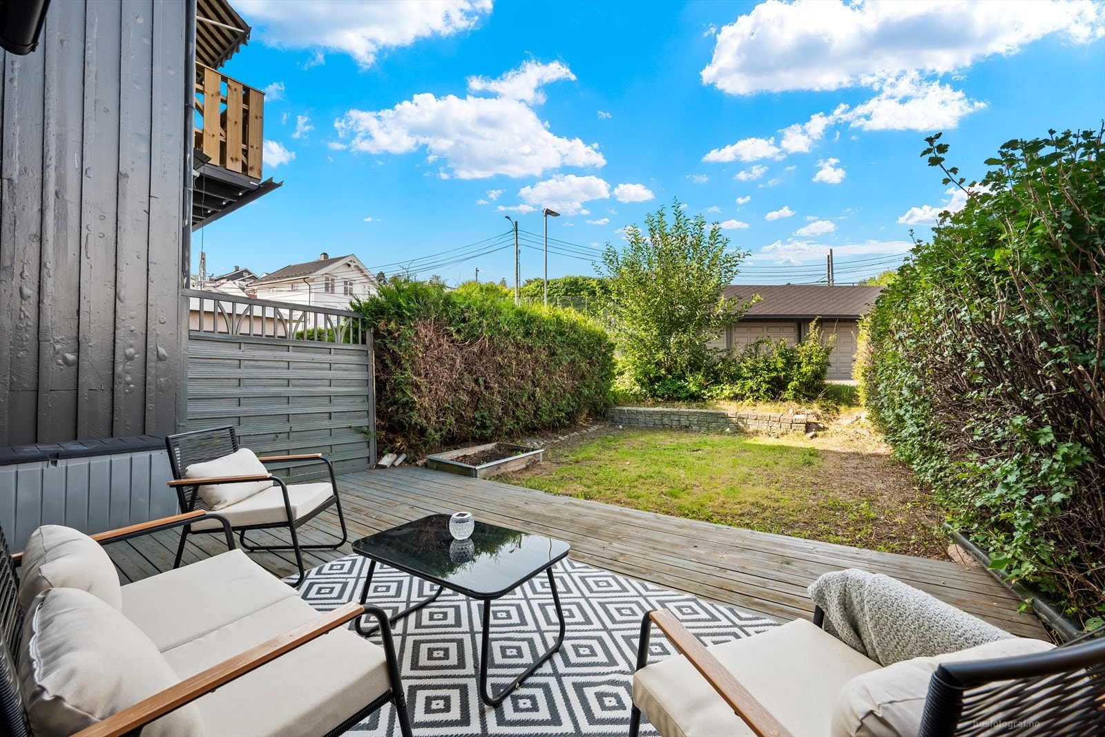 Uteplassen er en hyggelig oase og har en avslappende atmosfære, perfekt for avslapning, måltider utendørs eller sosiale sammenkomster. Galleribilde