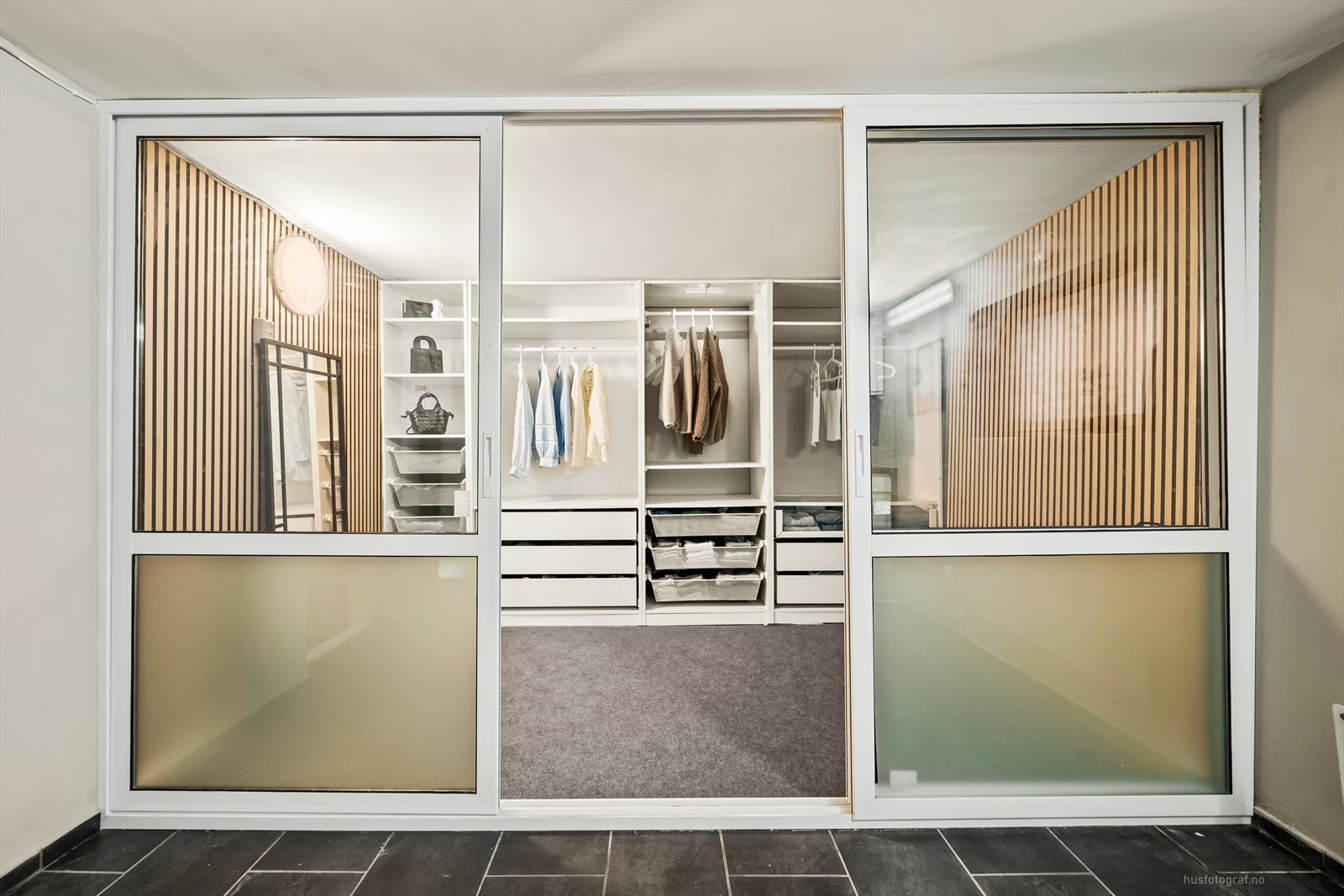 Fra vaskerommet er det adkomst med skyvedører til et romslig walk-in closet med pax innredning. Galleribilde