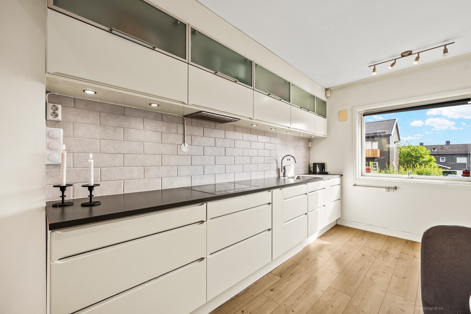 Moderne og tidløs kjøkkeninnredning med lyse slette fronter og benkeplate av laminat. Galleribilde