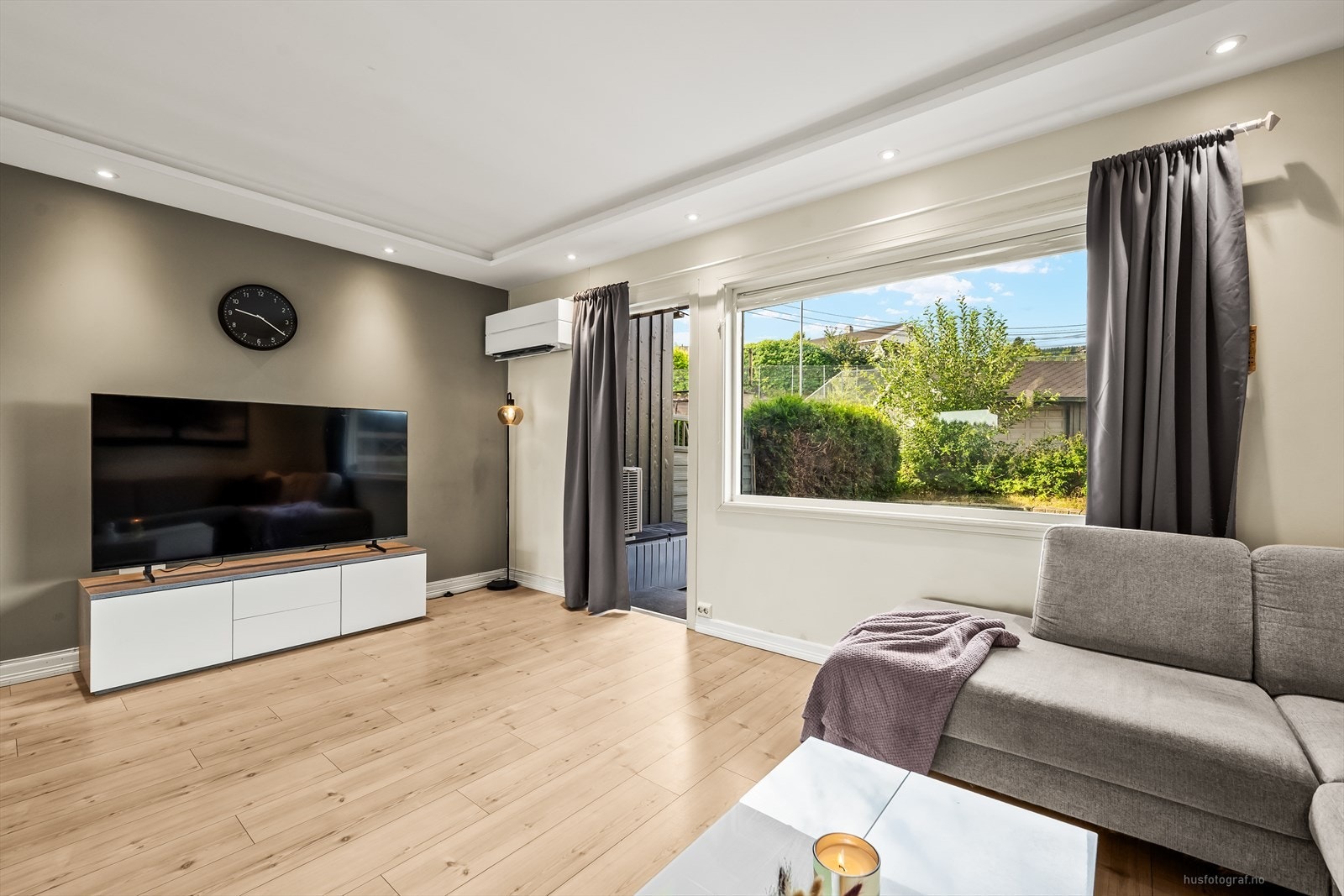 Rommets størrelse gir gode møbleringsmuligheter, til å kunne møblere med en komfortabel sofagruppe og et større spisebord. Galleribilde