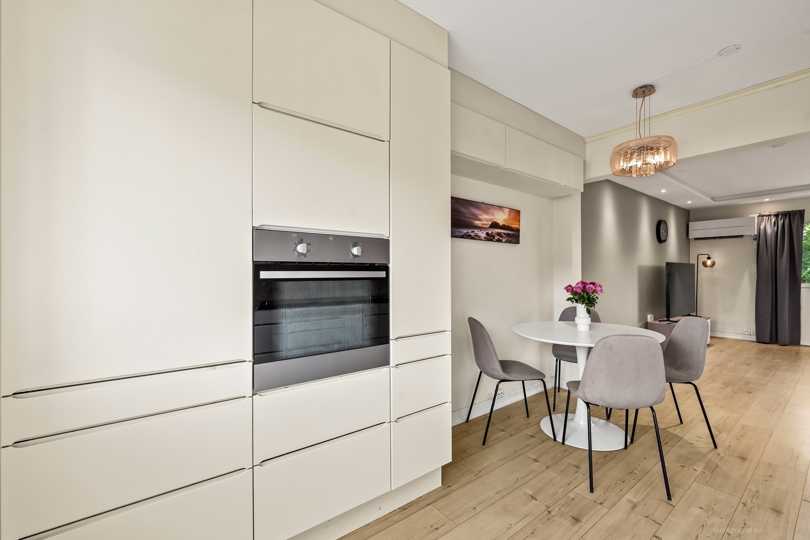 Kjøkkenet er videre utstyrt med integrerte hvitevarer som stekeovn, induksjonsplatetopp, oppvaskmaskin, kjøl/fryseskap og kjøkkenventilator med avtrekk ut. Galleribilde