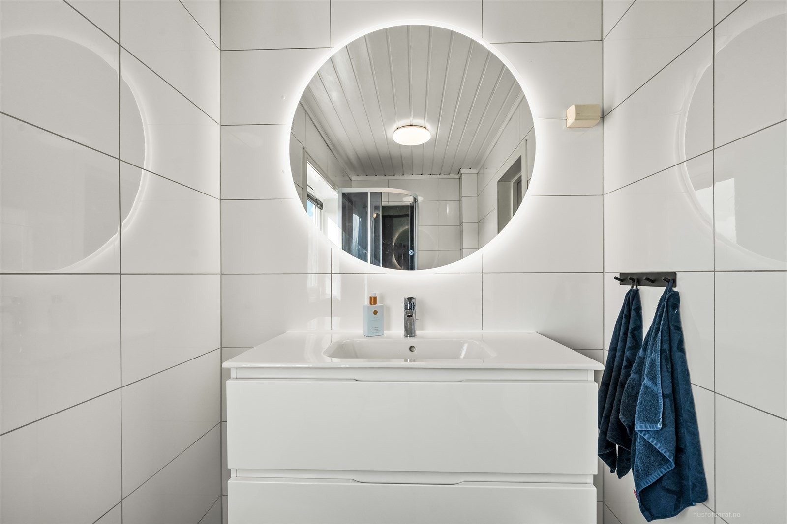 Delikat flislagt bad i 2.etasje med moderne, hvite fliser og varmekabler i gulv. Galleribilde