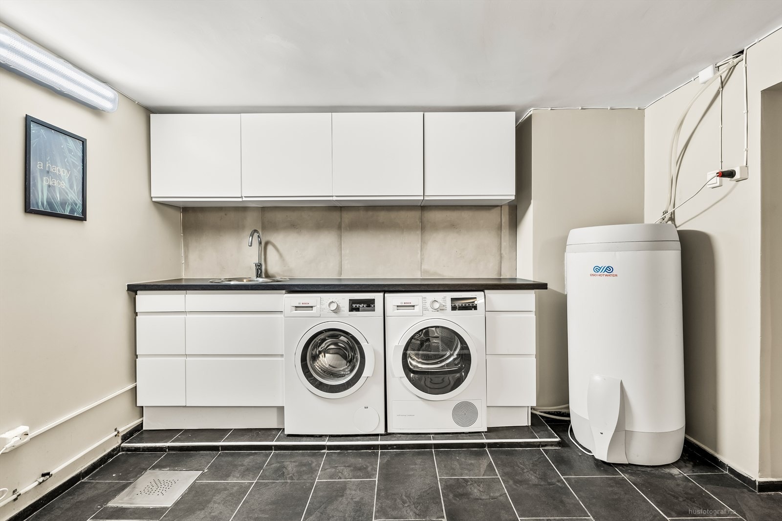 Vaskerommet er utstyrt med vask og opplegg for vaskemaskin og tørketrommel. Galleribilde