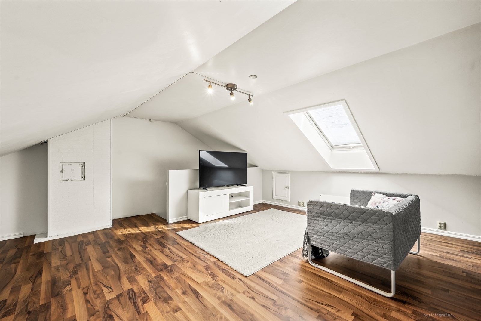 Boligen har innredet en ekstra stue på loftsetasjen med parkett og slette vegger. Galleribilde