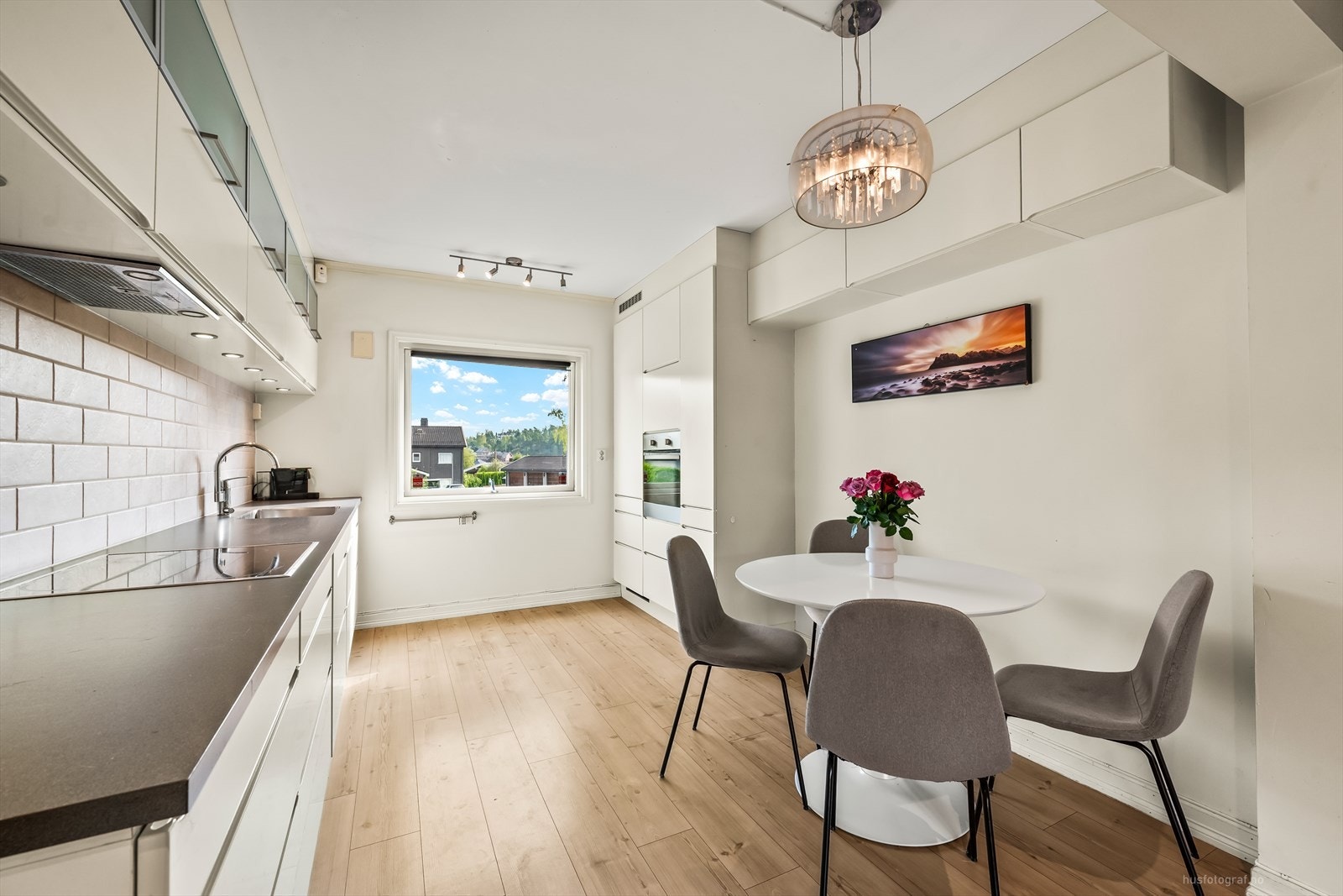 Spisebordet finner sin naturlige plass ved kjøkkenet, der en kan dekke på til flere gjester. Galleribilde