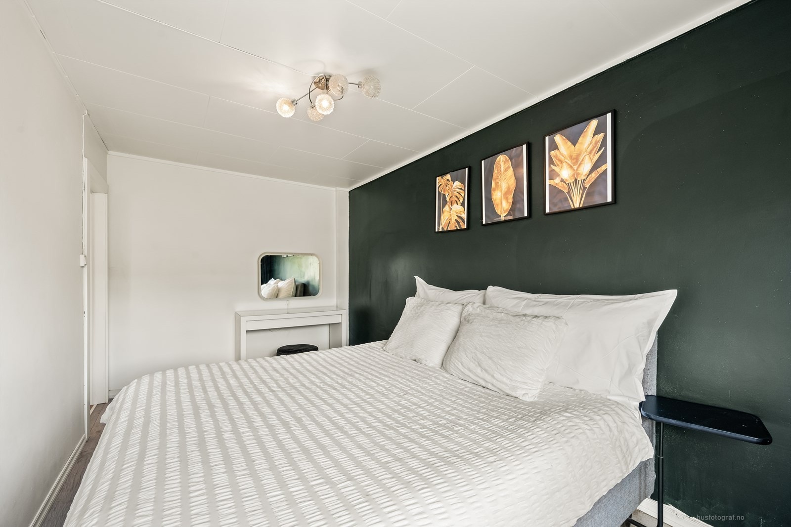 Rommet har plass til både dobbeltseng og garderobeløsning, og gir en behagelig atmosfære for avslapning. Galleribilde