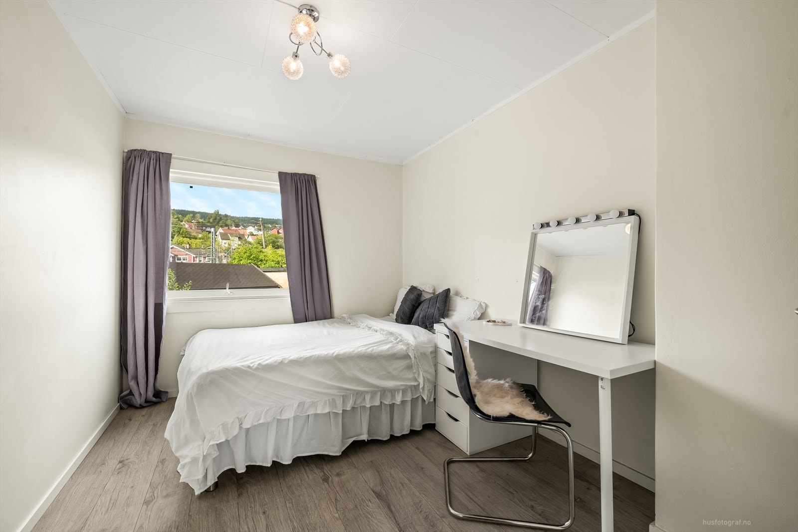 Soverom 2 og 3 har god plass til seng, garderobeløsning og kontorpult. Galleribilde