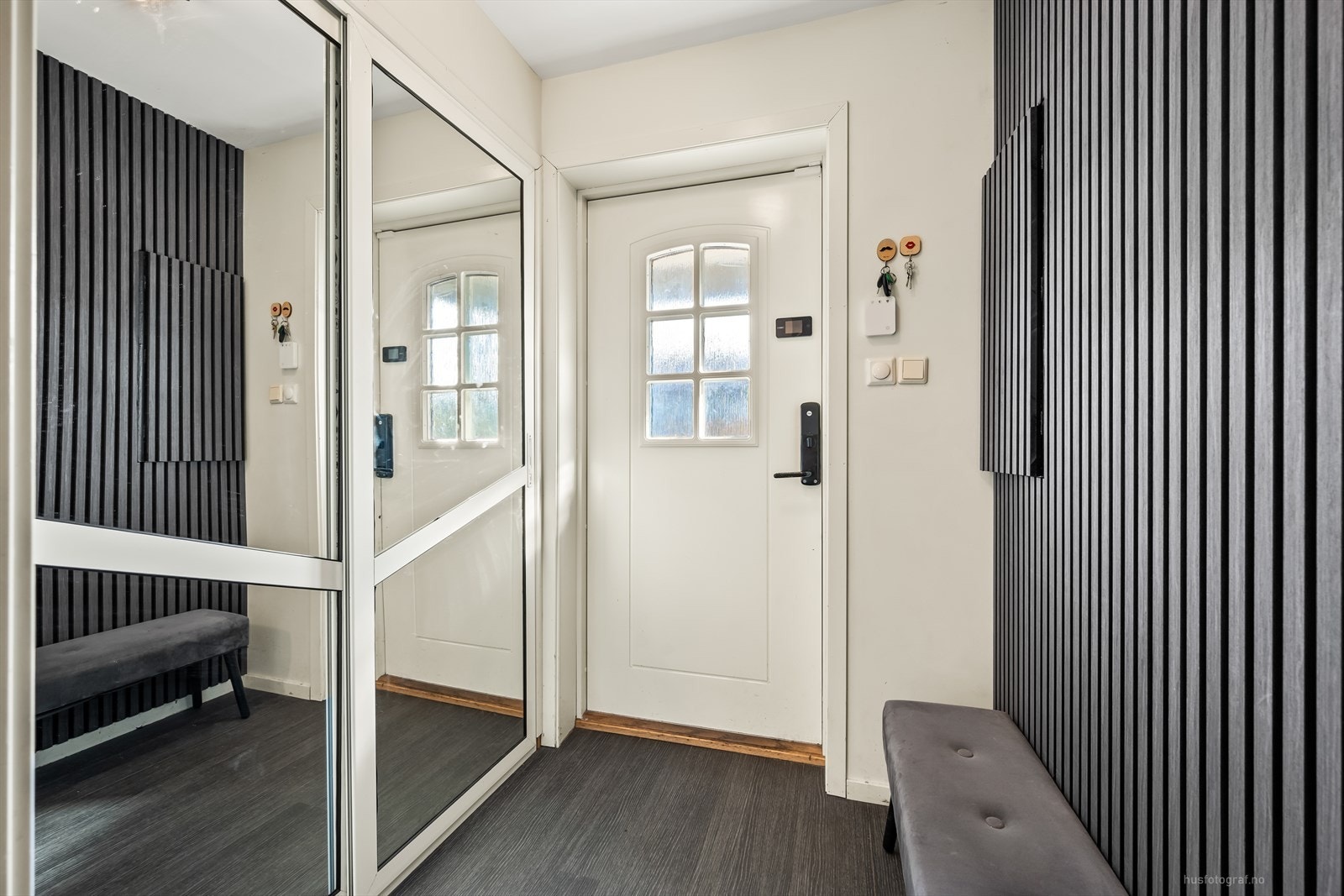 Entreen har et stilrent, 1-stavs laminat på gulv. Det er god plass til oppheng for yttertøy og til å sette ifra seg sko, i skyvedørsgarderobe noe som gjør det enkelt å holde orden i inngangspartiet. Galleribilde