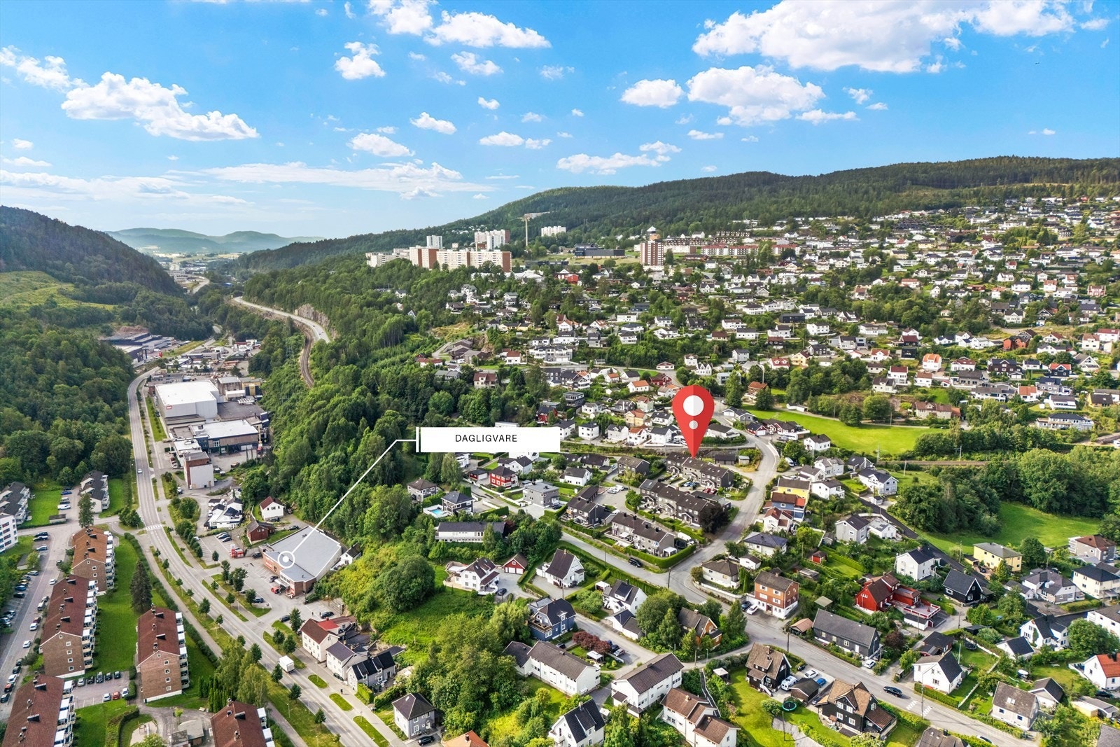 Dagligvarehandel i nærheten er Spar Kristensen på Holmestrandsveien. Galleribilde