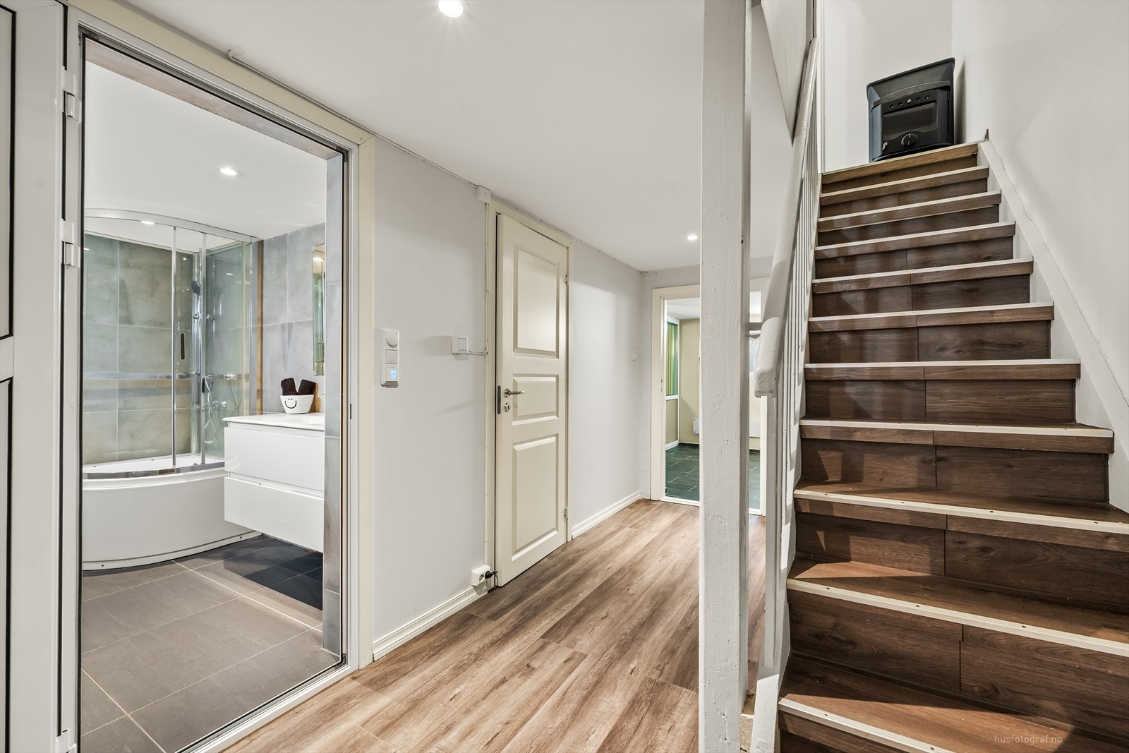 Boligen har to bad der et bad ligger i tilknytning til de 3 soverommene og hovedbadet er i underetasjen. Galleribilde