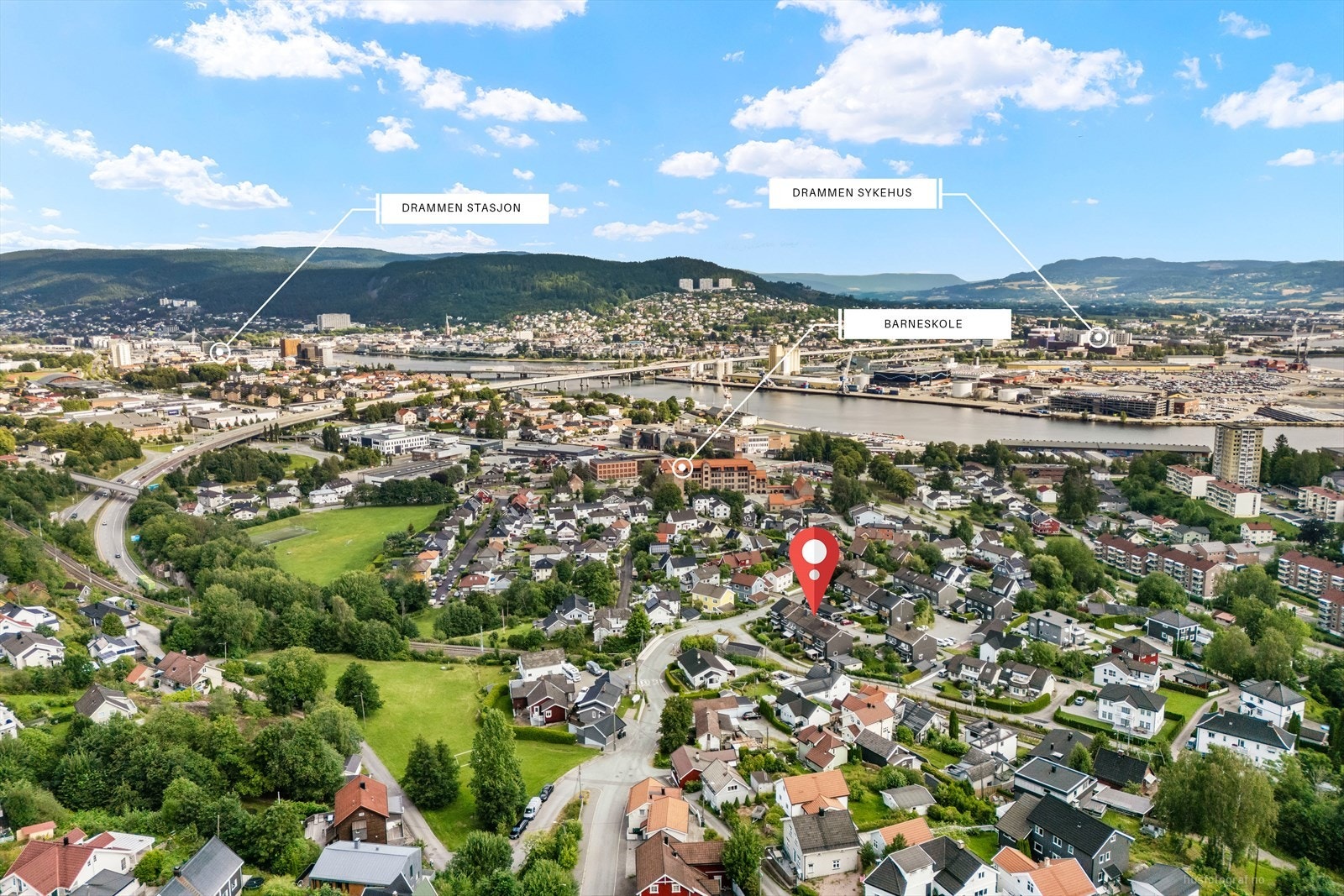 Nærområdet er barnevennlig med kort vei til barneskole. Det nye sykehuset ligger ca. 10 minutter med bil fra boligen. Galleribilde