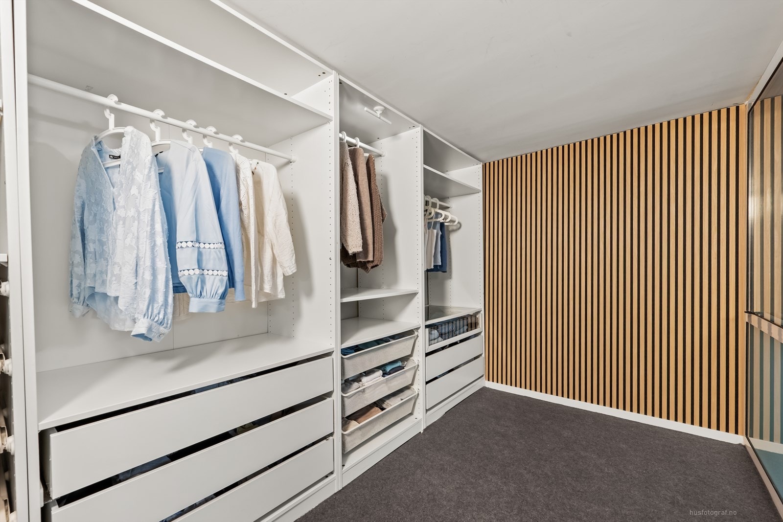 Her er alt på sin plass - fra klær og sko til tilbehør - og løsningen bidrar til en ryddig og effektiv hverdag. Galleribilde