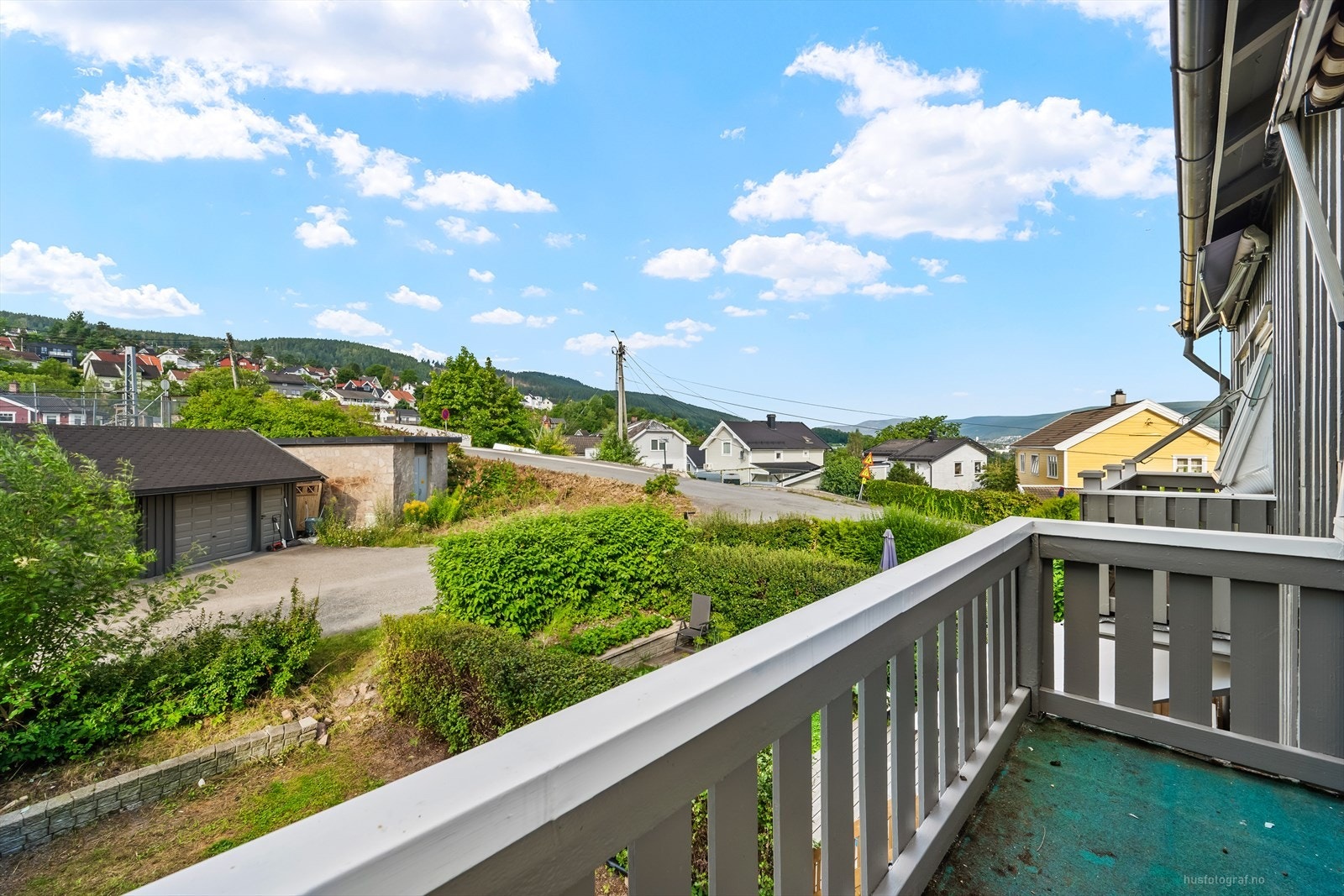 Fra hovedsoverommet er det direkte utgang til en hyggelig balkong. Galleribilde