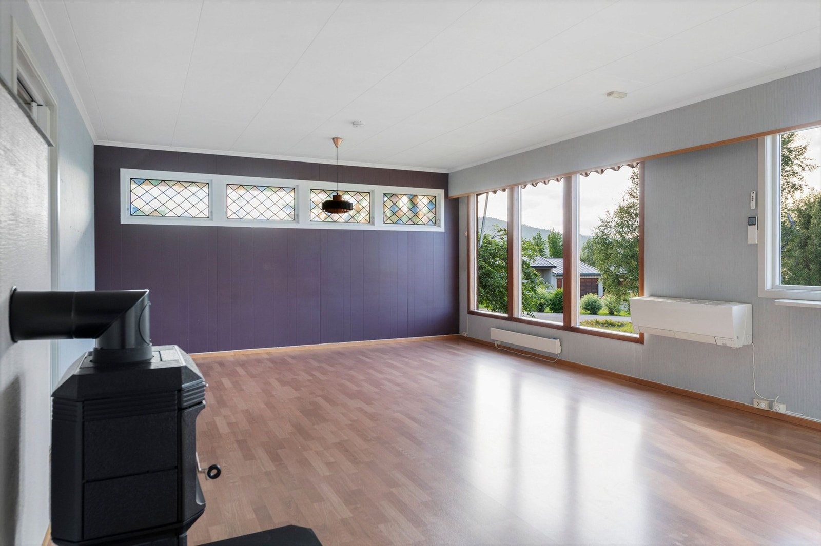 Stuen er av god størrelse og har store vindusflater som gir gode mengder naturlig lys. Galleribilde