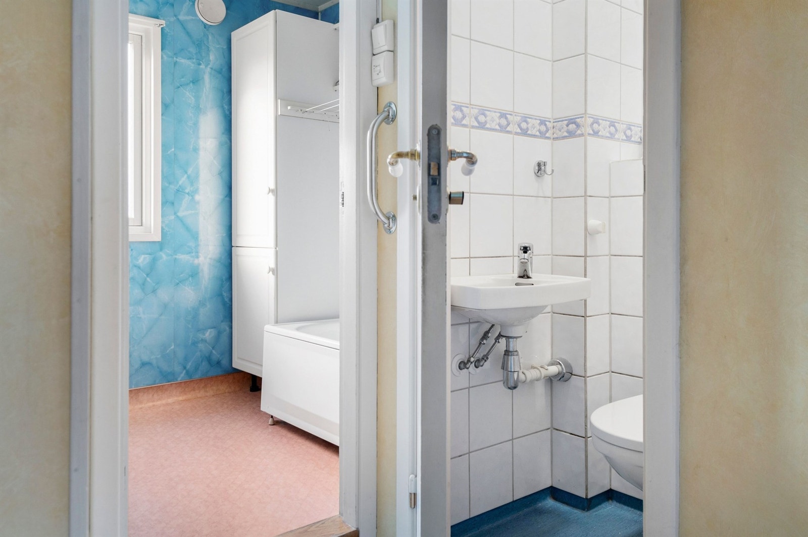 Gulvflate belagt med gulvbelegg. Flislagte vegger. Takplater i himling. Galleribilde