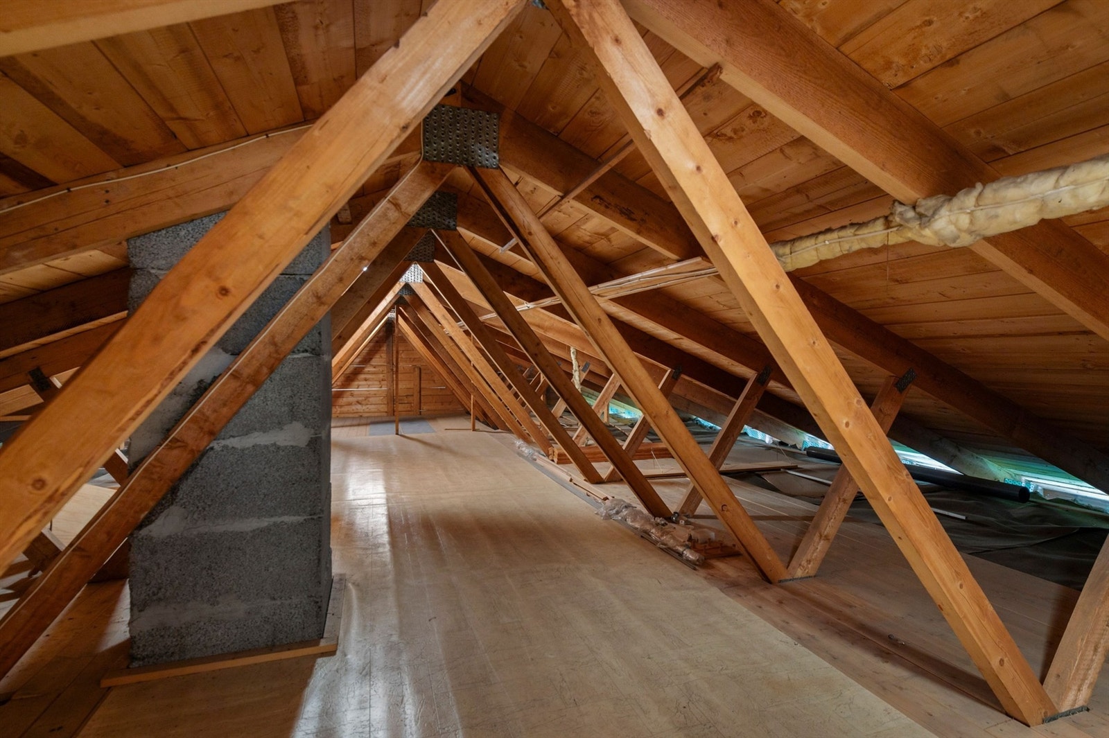 Uinnredet kaldtloft over deler av boligen. Adkomst via takluke, stige og via dør. Galleribilde