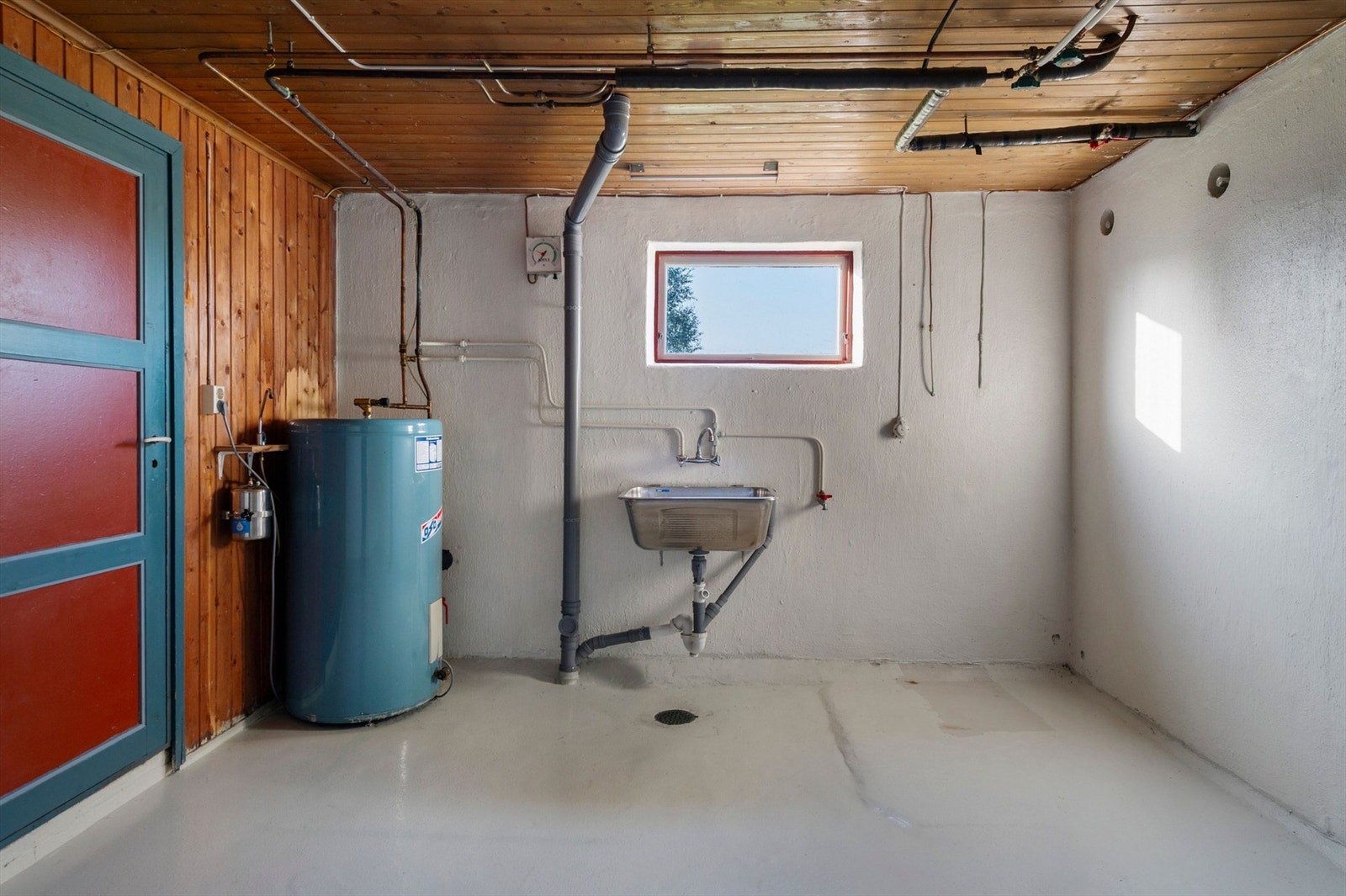 Vaskerom i kjelleretasjen med varmtvannsbereder på 198L. Galleribilde