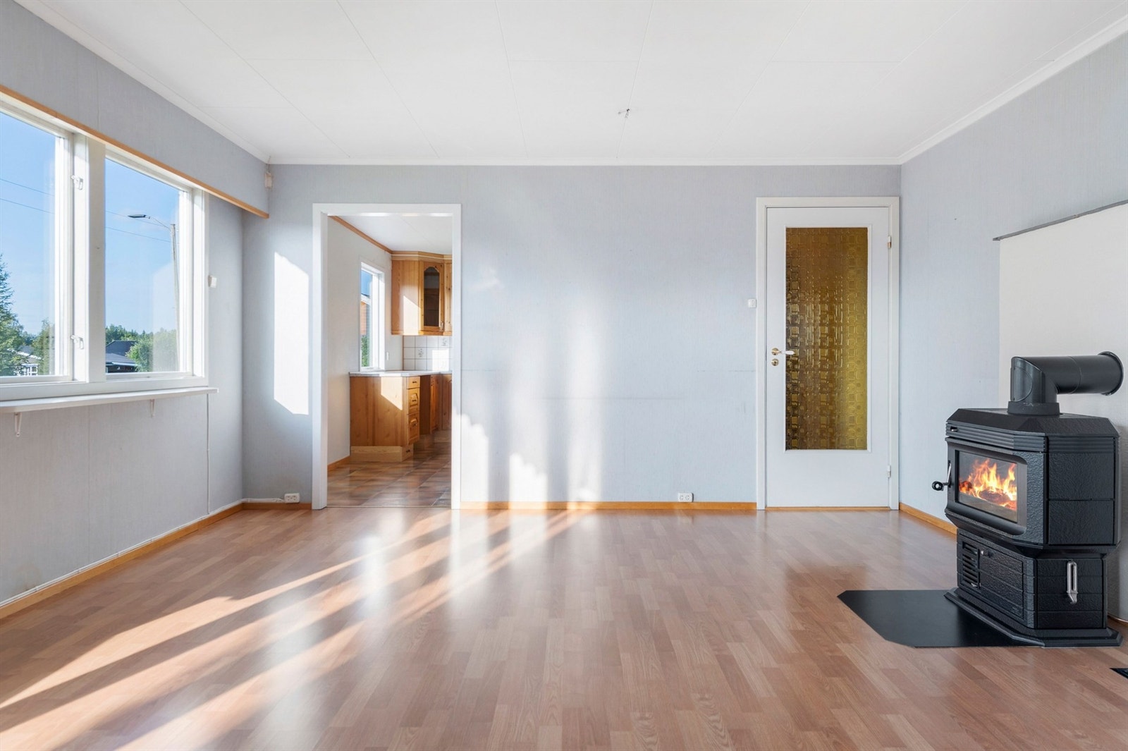 I stuen har du god plass til både sofa- og spisebordseksjon. Galleribilde