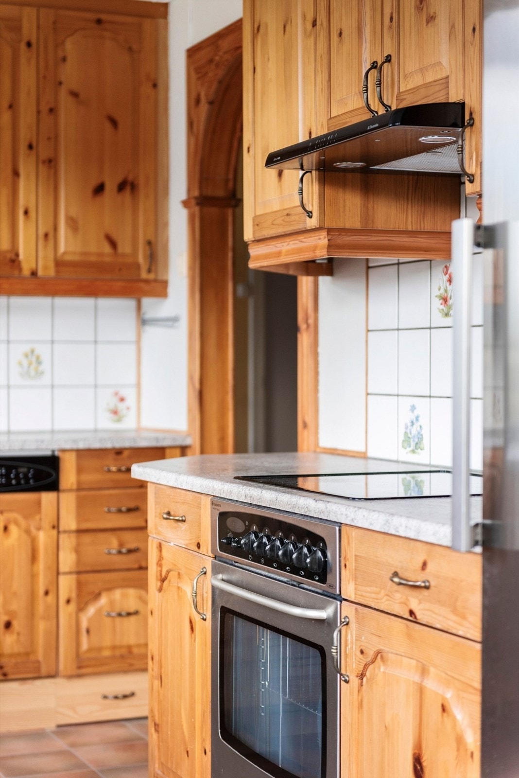 Innredning med profilerte fronter. Benkeplate av laminat. Galleribilde