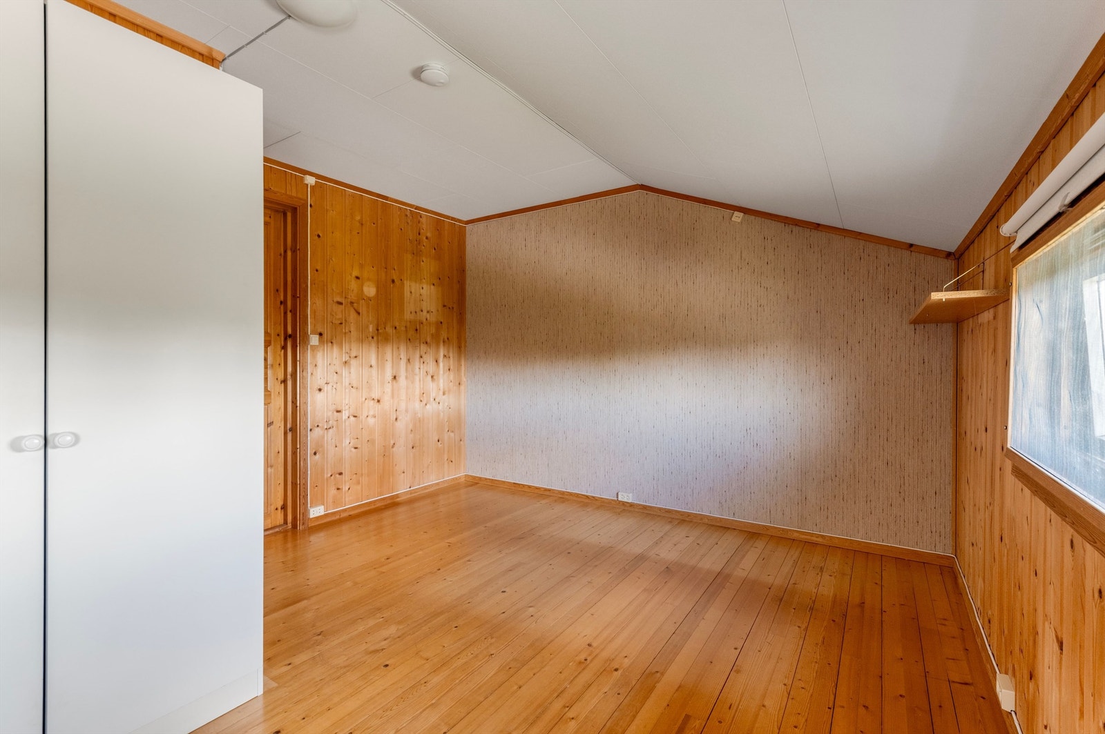 Soverom 4 - God plass til dobbeltseng, nattbord og masse plass til oppbevaring. Galleribilde