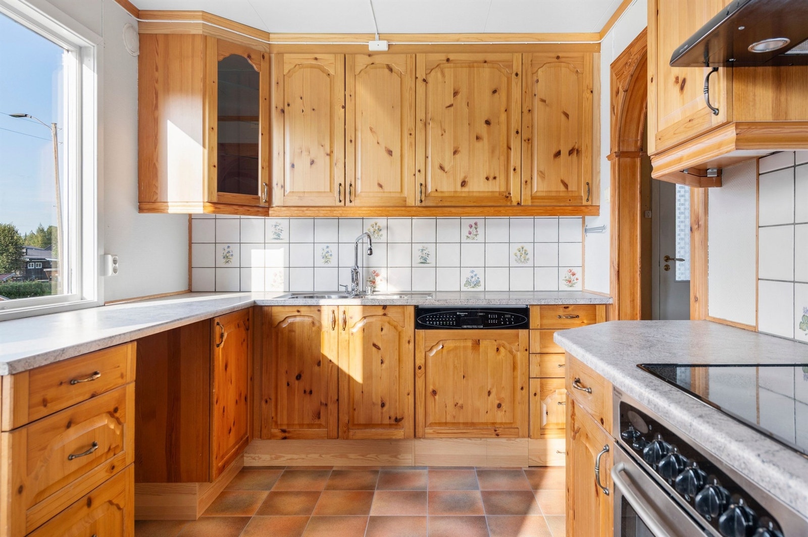 Vannrør av kobber. Synlige avløpsrør av plast. Gulvflater belagt med gulvbelegg. Galleribilde