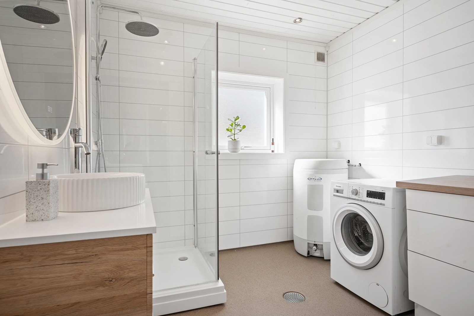 Romslig bad/vaskerom med fin innredning fra 2024 Galleribilde