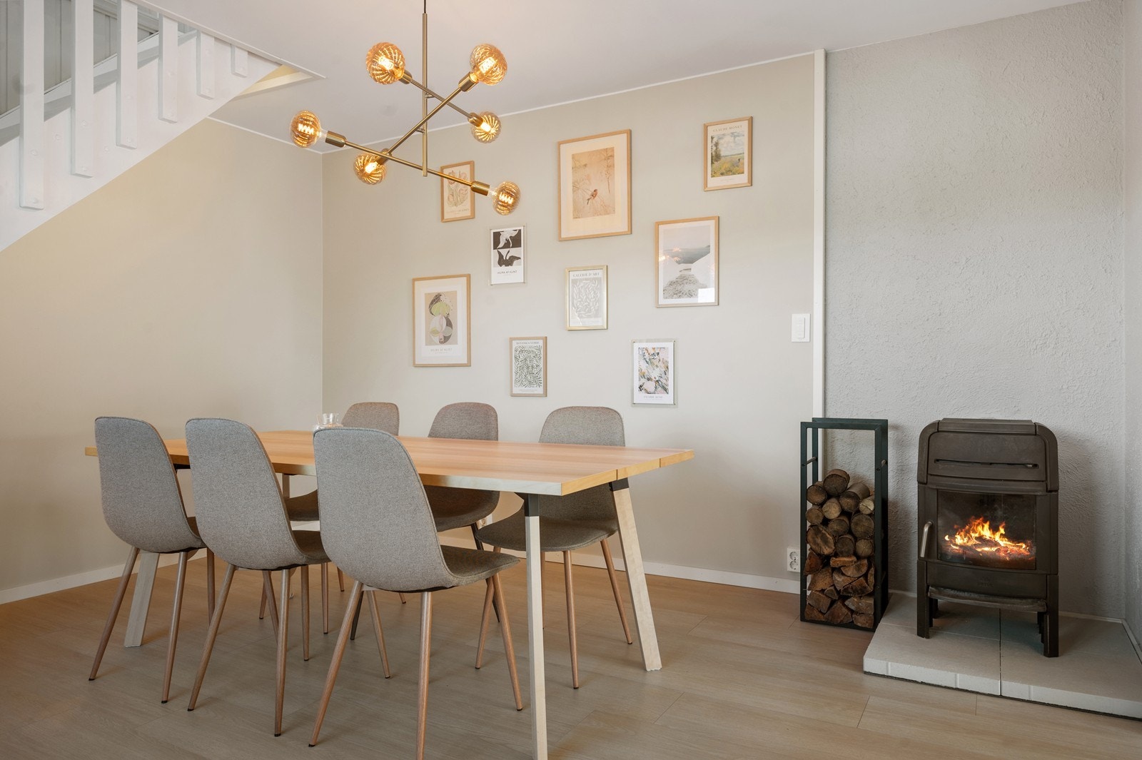 Koselig spiseplass ved siden av vedovnen med mulighet for langbord Galleribilde