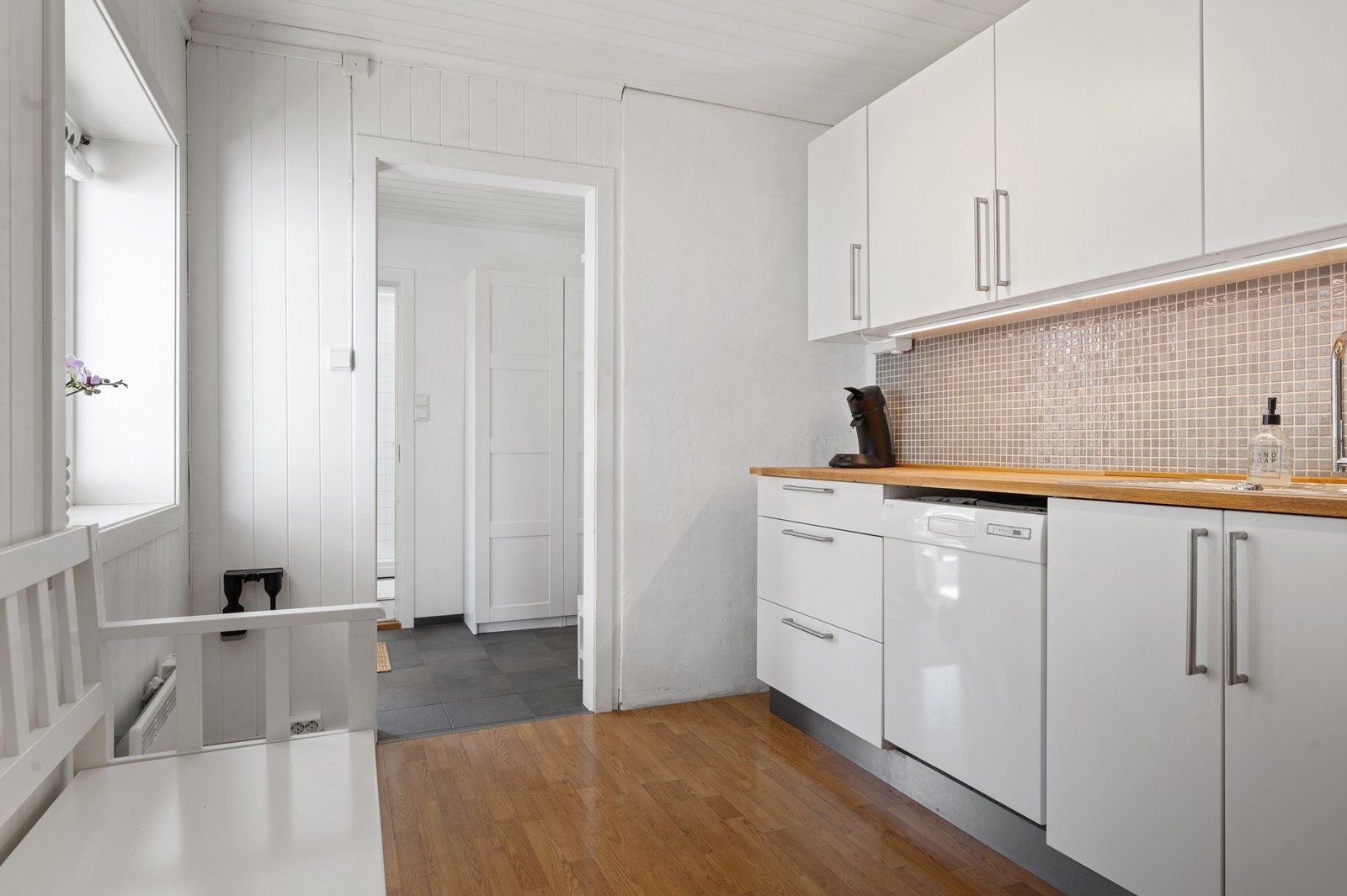 Også mulighet for liten spiseplass under kjøkkenvinduet Galleribilde