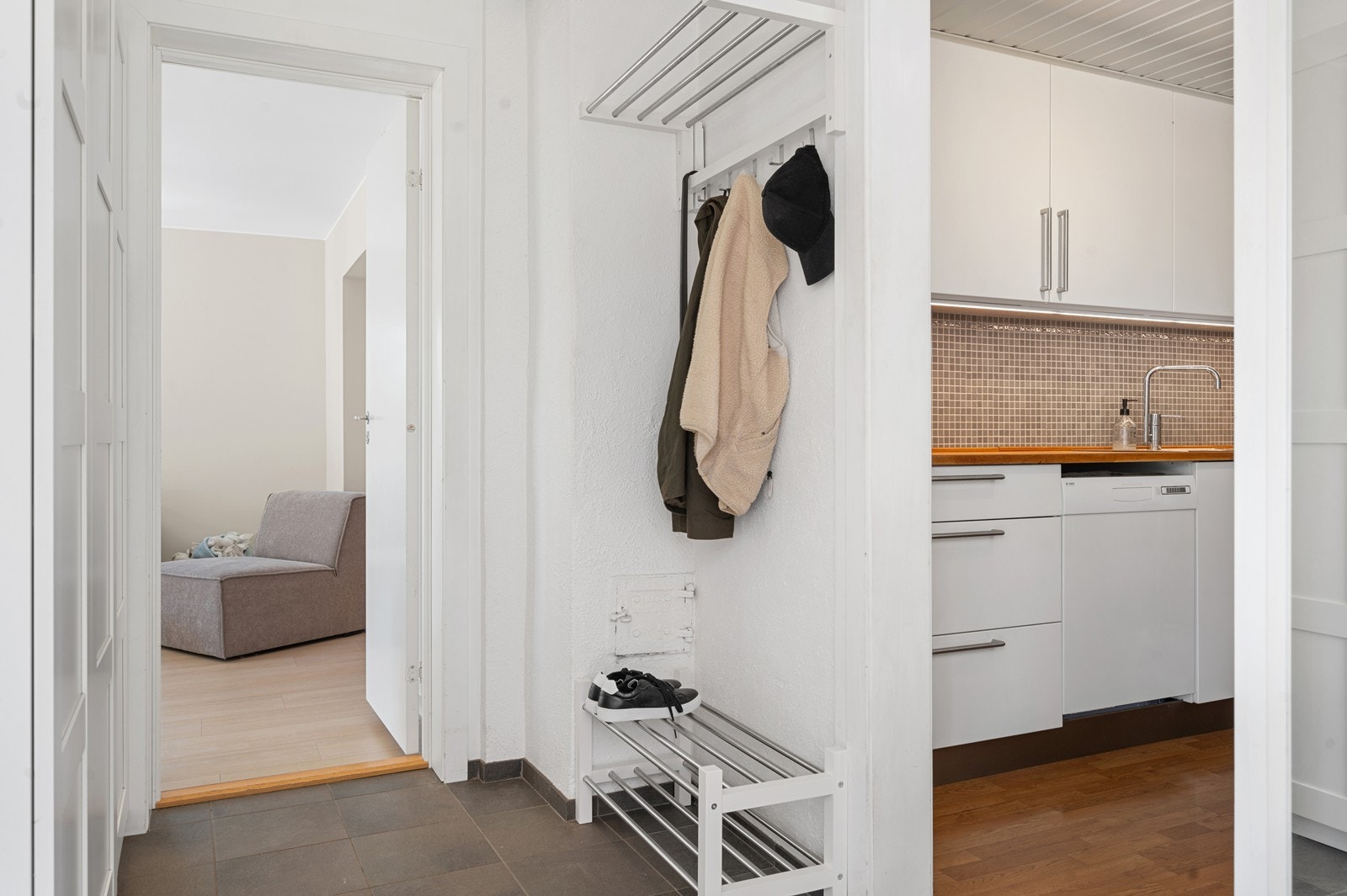 I gangen er det stort garderobeskap i tillegg til plass for smalt skoskap og fine festeløsninger mot vegg Galleribilde