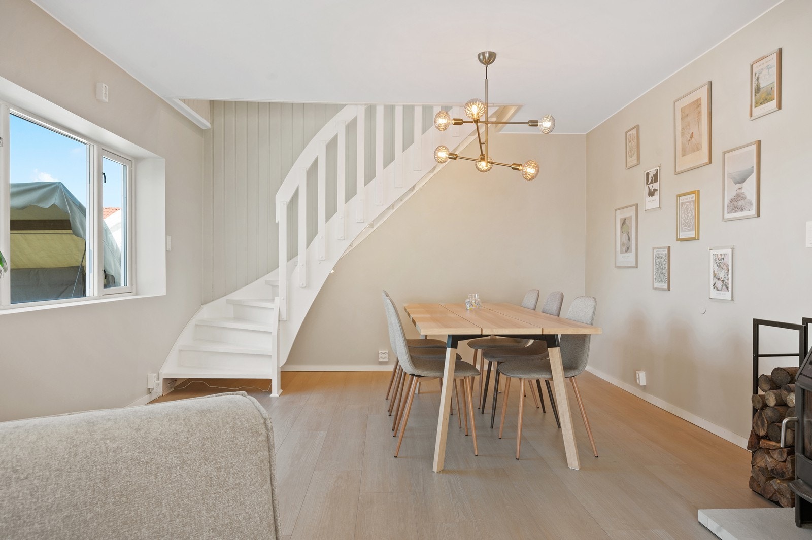 Fin flyt mellom stue og spisestuen Galleribilde