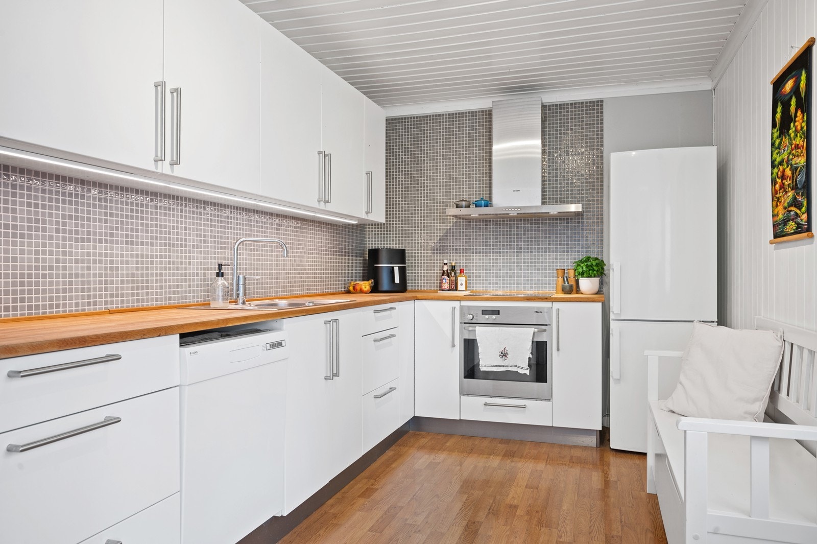 Integrert stekeovn og koketopp. Plass for frittstående kjøl-/fryseskap Galleribilde